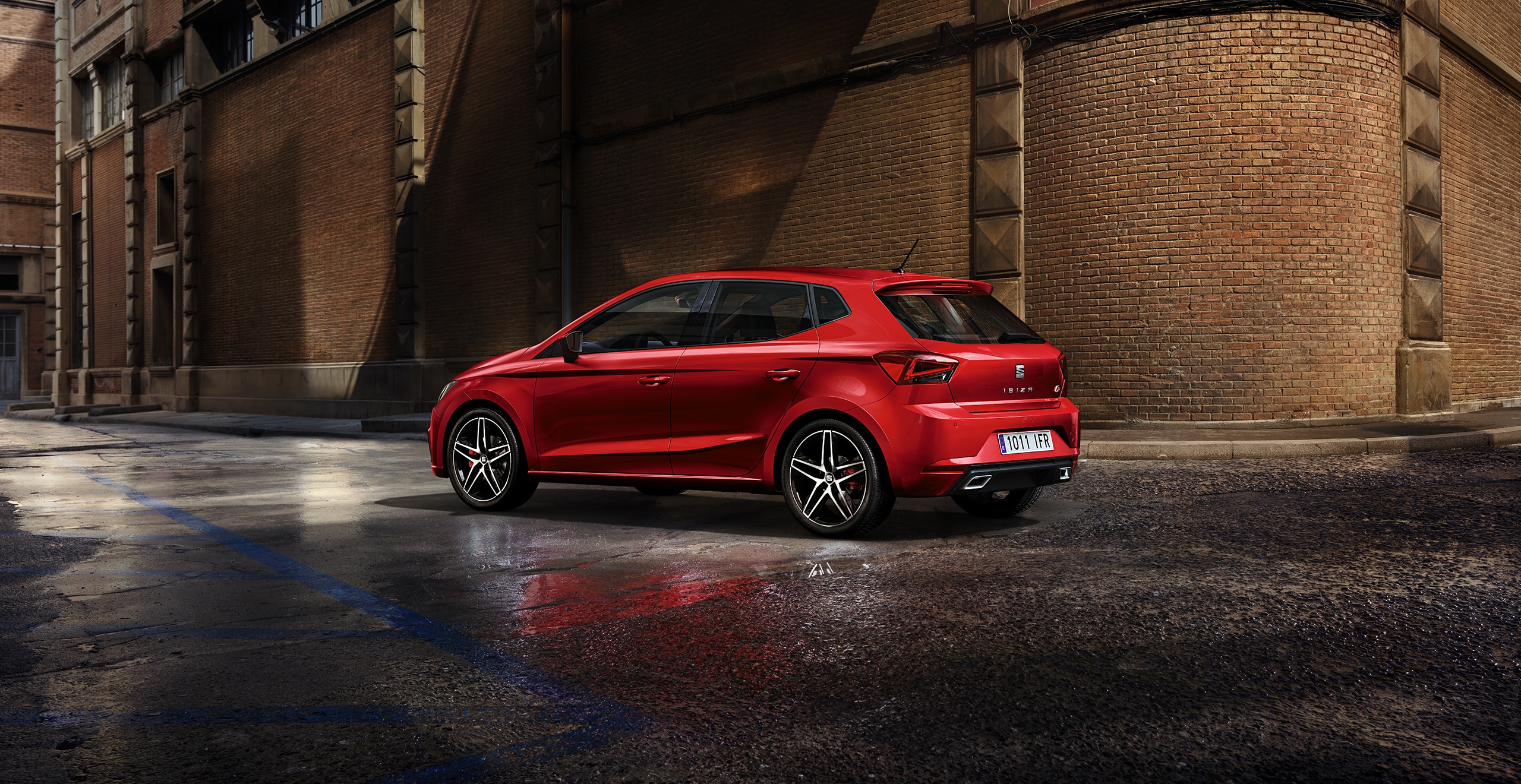 Voiture d'occasion SEAT Ibiza rouge and jantes en alliage