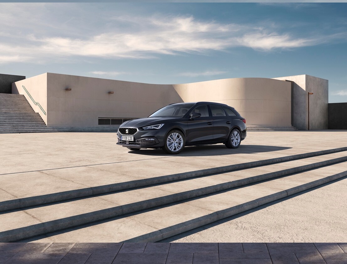 seat leon sportstourer couleur magnetic tech avec éclairage à bandeau led en train de charger