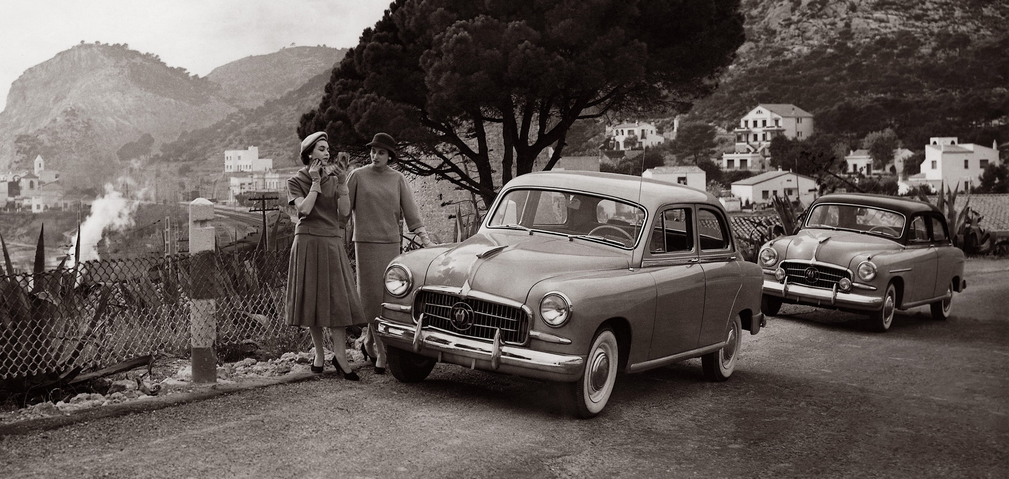 Histoire de la marque SEAT dans les années 1950 - SEAT 600 en noir et blanc à la campagne photo noir et blanc