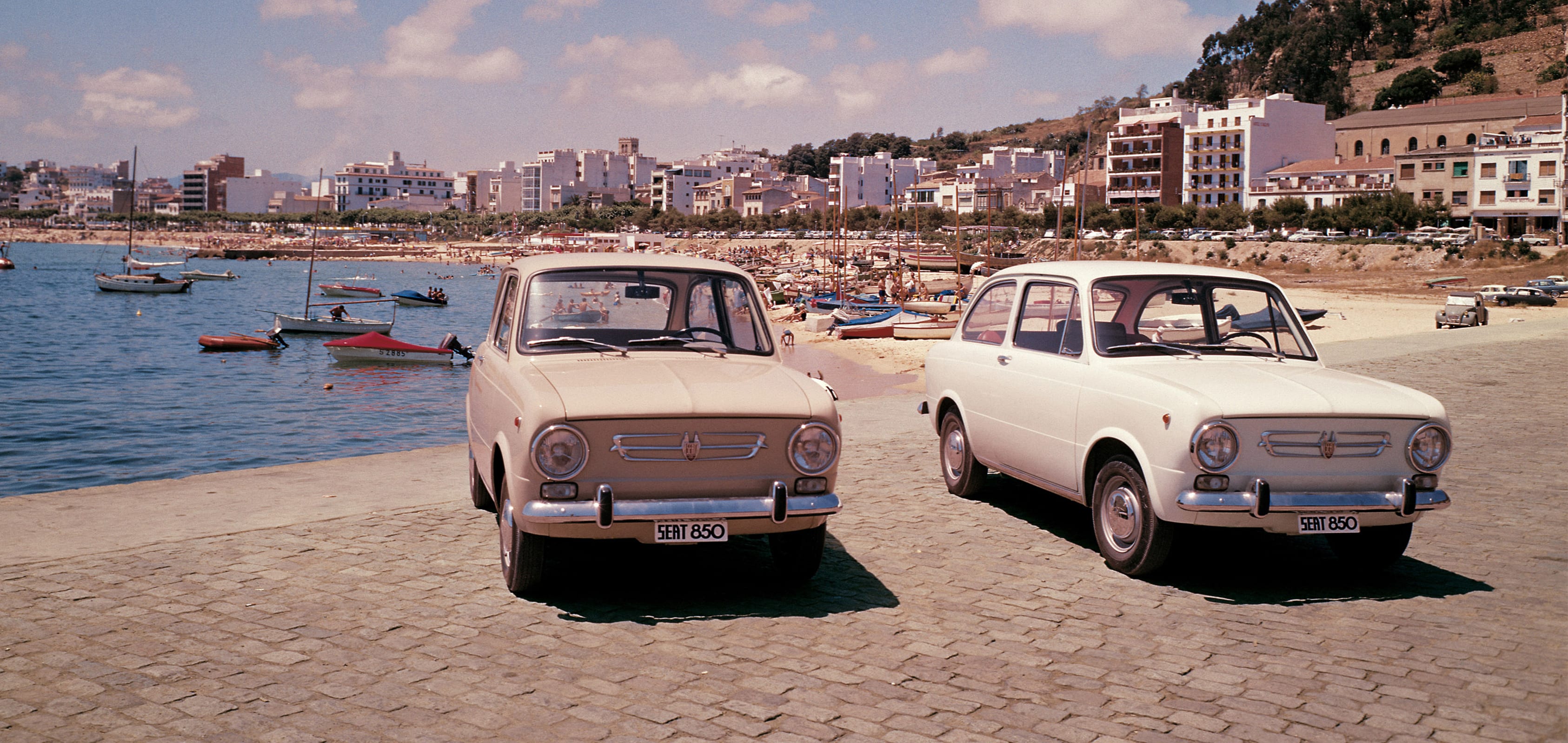 L'histoire de la marque SEAT Exportations des années 1960 - SEAT 850 voitures sur une image de tête de plage