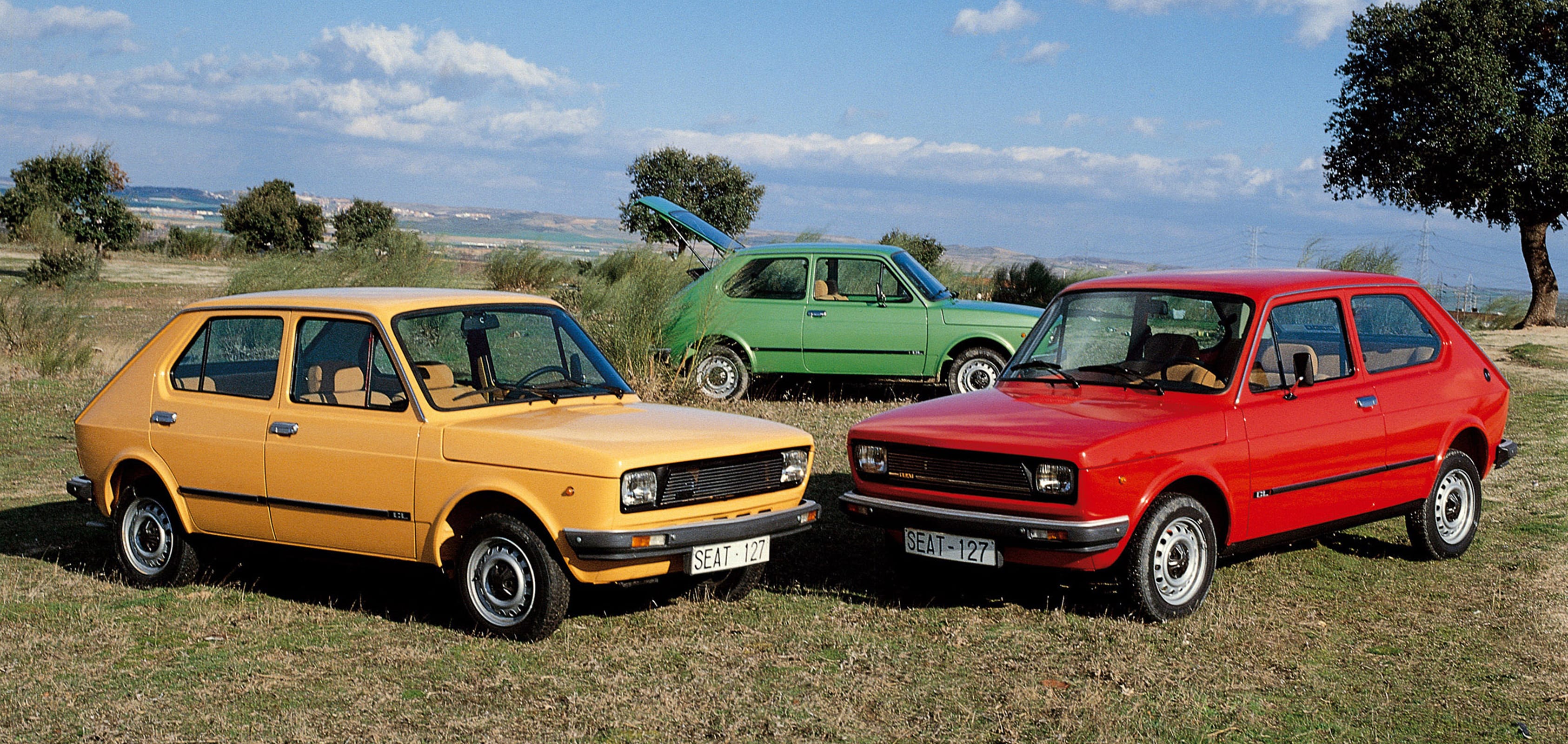Histoire de la marque SEAT dans les années 1970 - Centre technique Martorell SEAT 127 voitures dans un champ