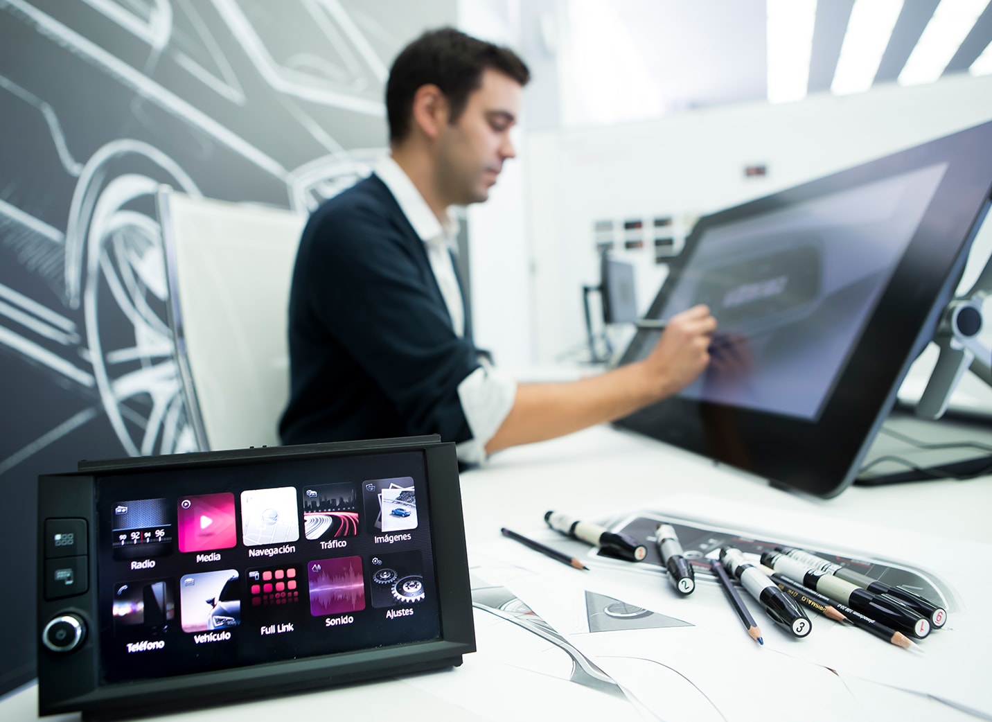 L'innovation chez SEAT est partoutPlateau d'un designer dessinant sur une tablette - SEAT Ressources humaines Culture