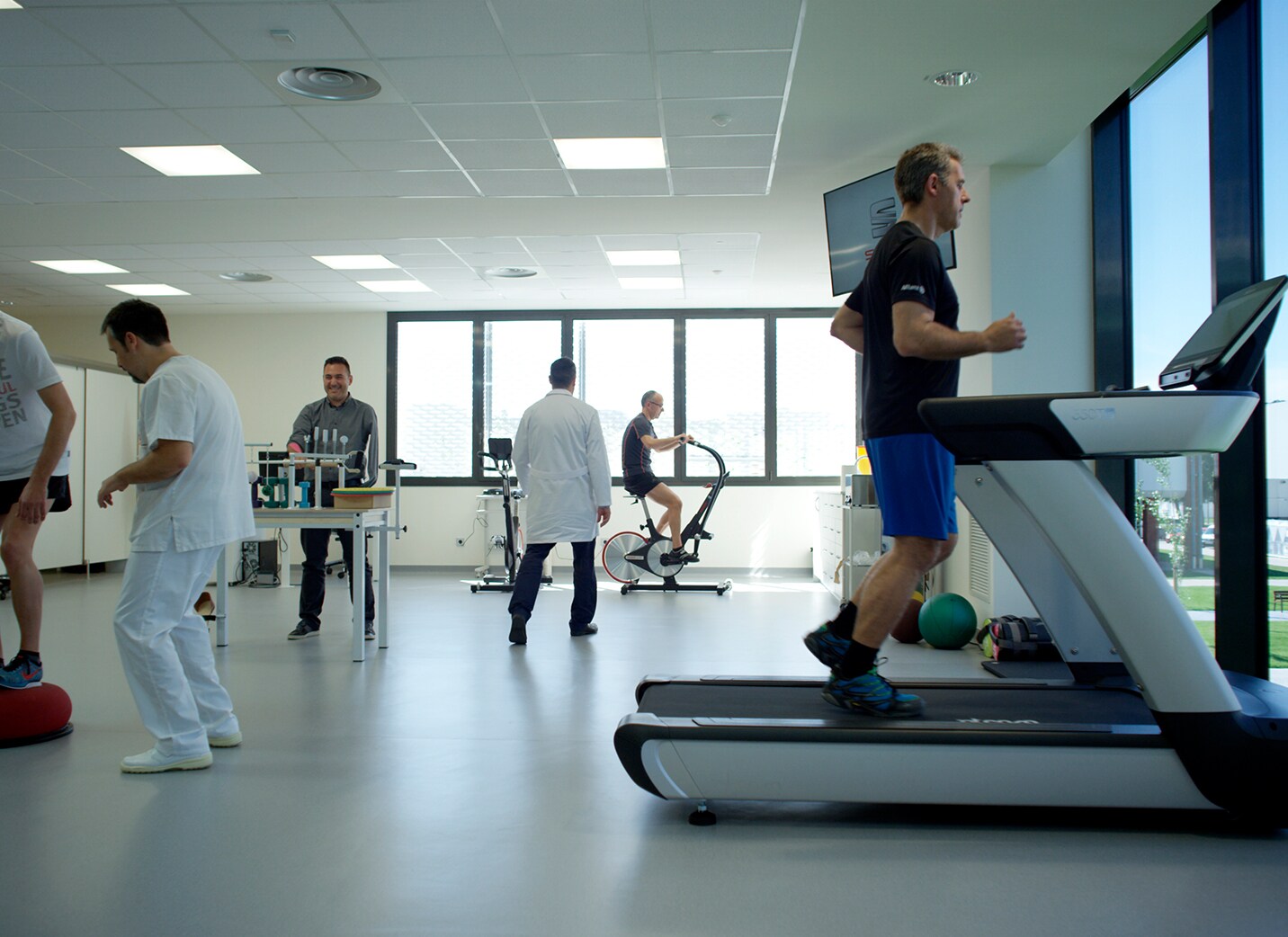 Gymnase à l'intérieur de l'usine SEAT de Martorell avec des ouvriers faisant de la musculation - SEAT Ressources Humaines