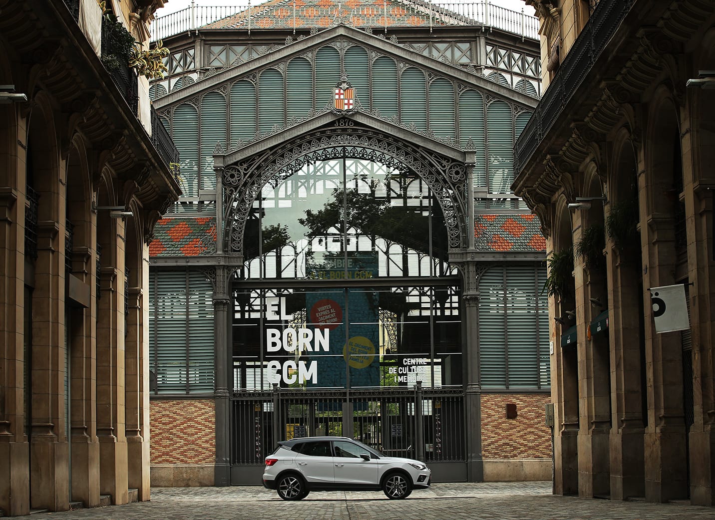 Le SUV crossover SEAT Arona photographié devant le centre culturel El Born de la ville de Barcelone - SEAT Ressources Humaines
