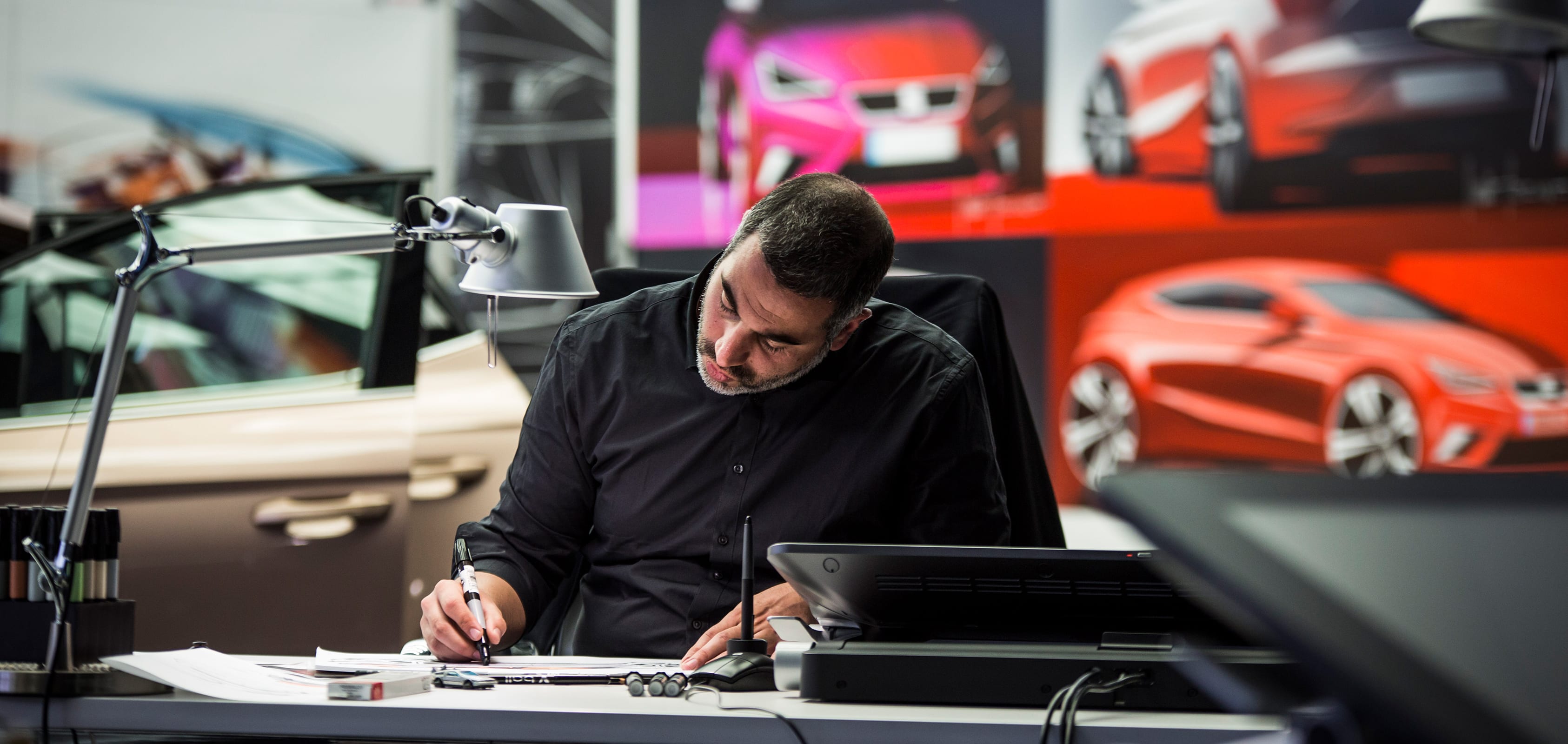 Homme dessinant au bureau avec un marqueur - SEAT Ressources Humaines