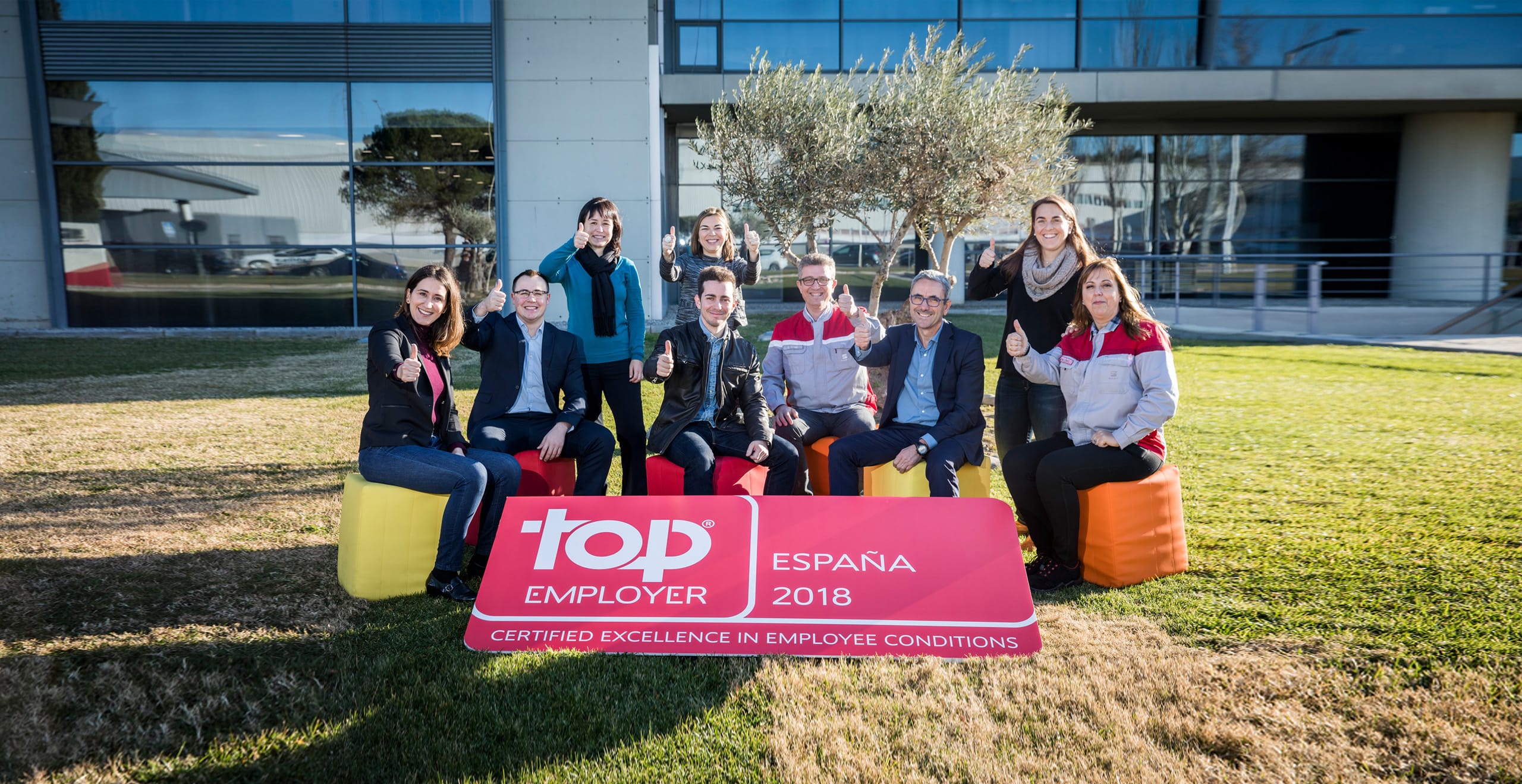 SEAT Ressources humaines - Prix du meilleur employeur Espagne 2018, équipe RH assise à l'extérieur pouce levé