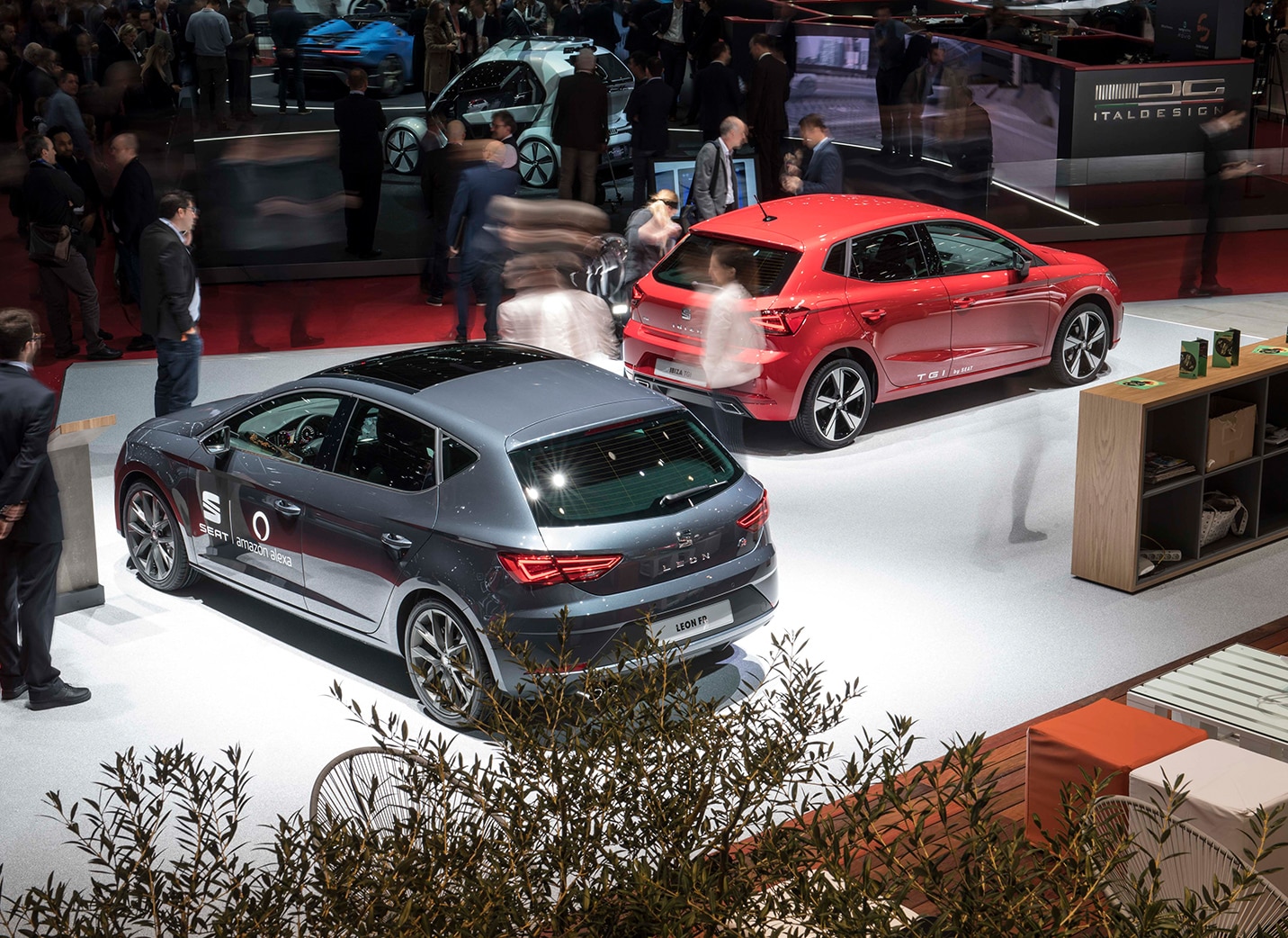 Image d'un stand SEAT avec deux voitures à un salon de l'automobile