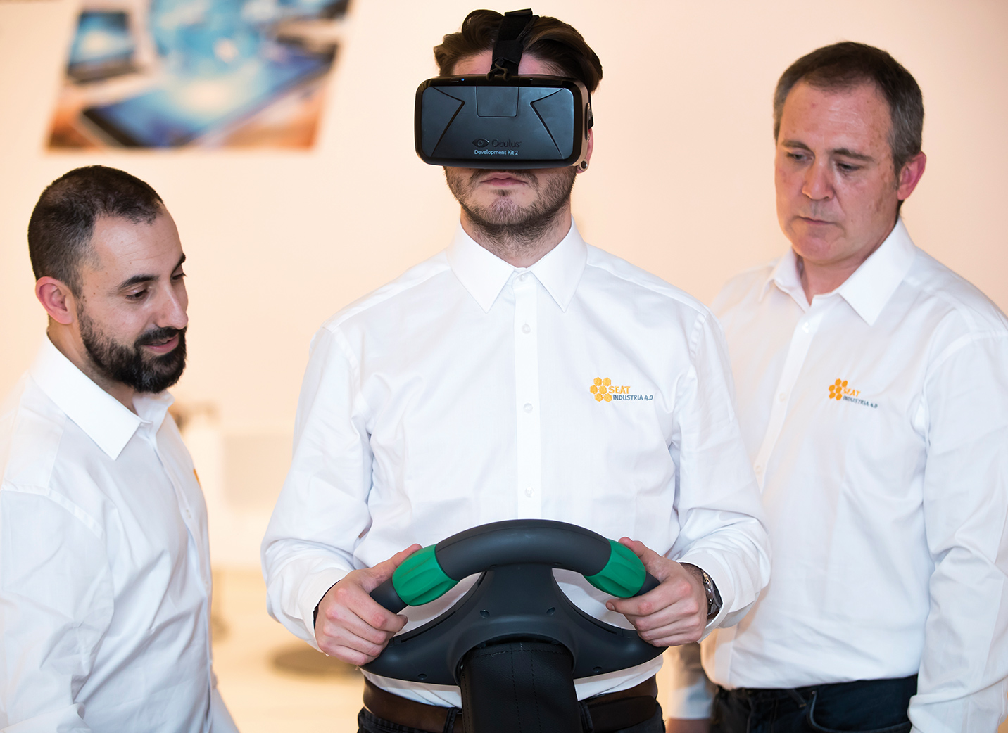 Trois employés de SEAT en formation sur le casque d'écoute et le volant de réalité virtuelle