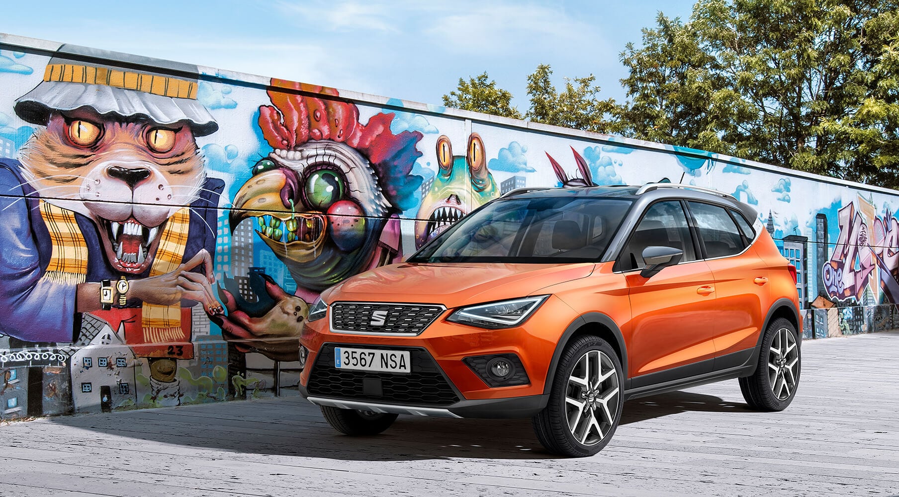 SEAT Arona garé dans la rue devant un mur de street art