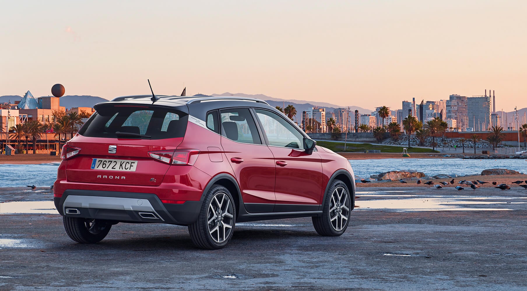 SEAT Arona garé devant la mer et la ville