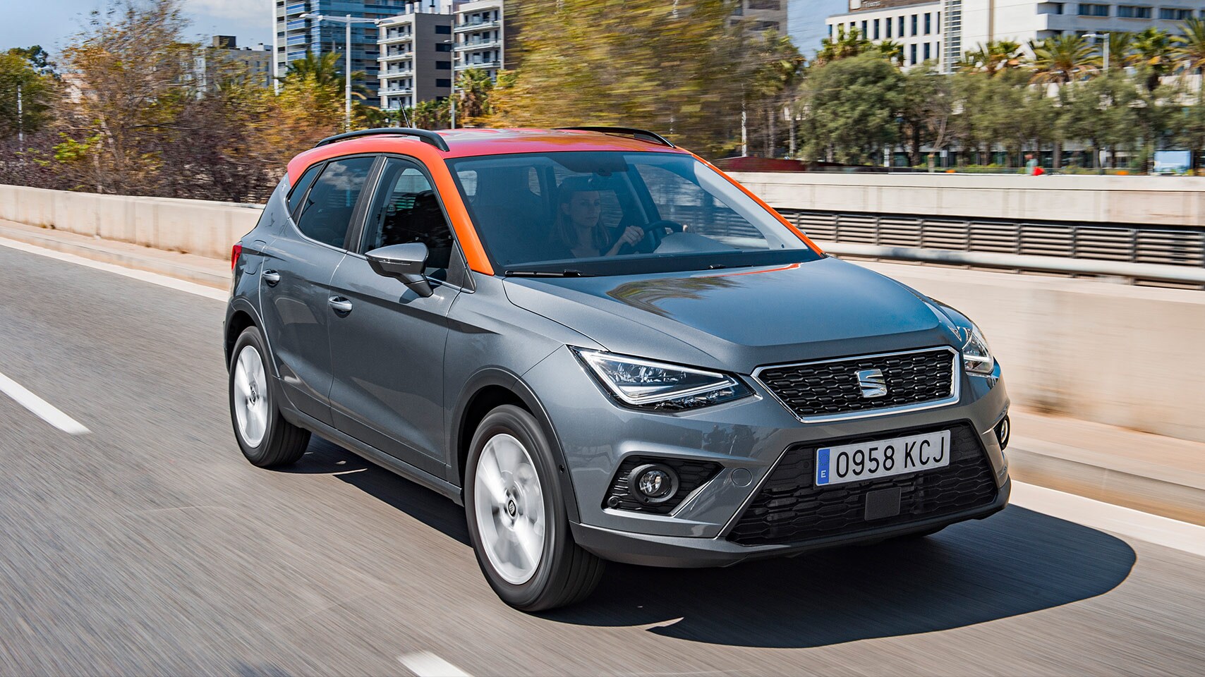 SEAT arona couleur gris et toit contrasté orange