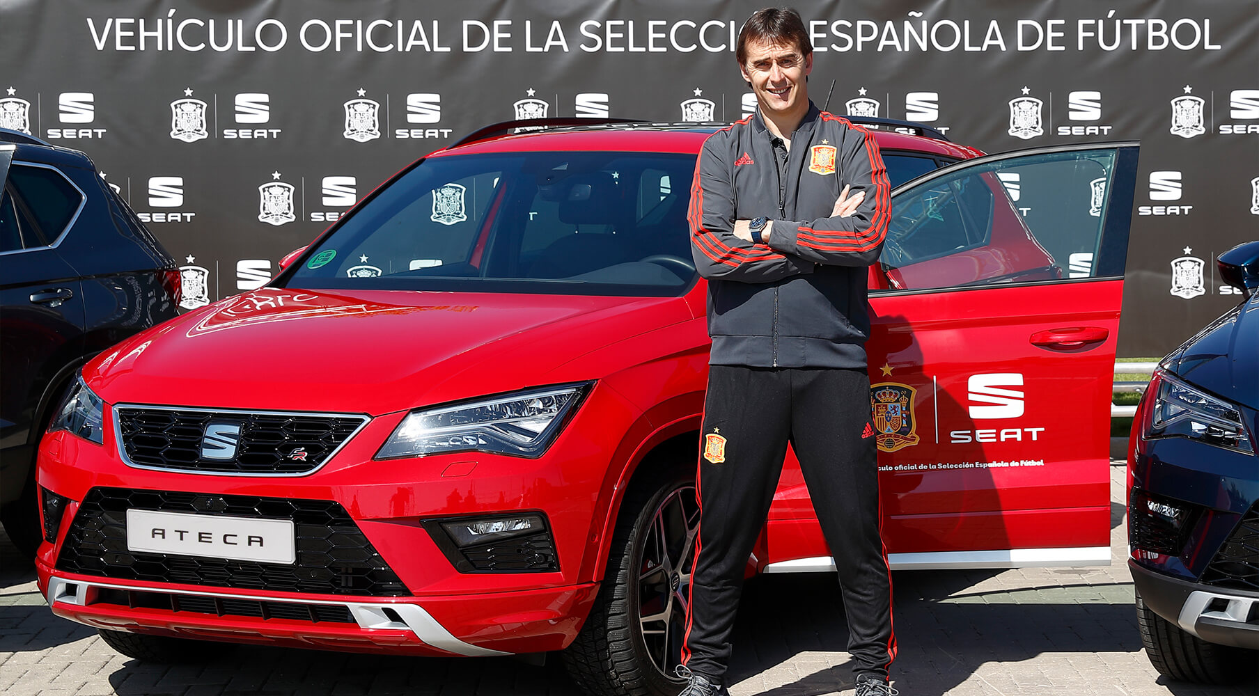 Lopetegui, sélectionneur de l'équipe nationale d'Espagne devant le SUV SEAT Ateca - SEAT Sponsors de l'équipe nationale de football