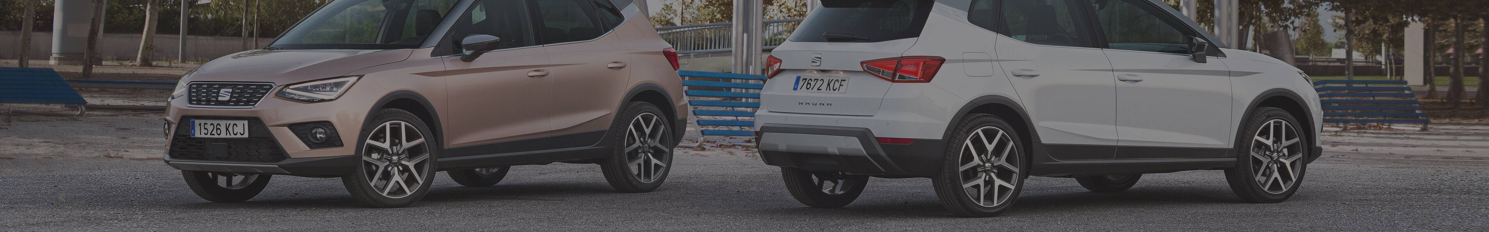 SEAT Arona garé dans la rue devant une oeuvre de street art