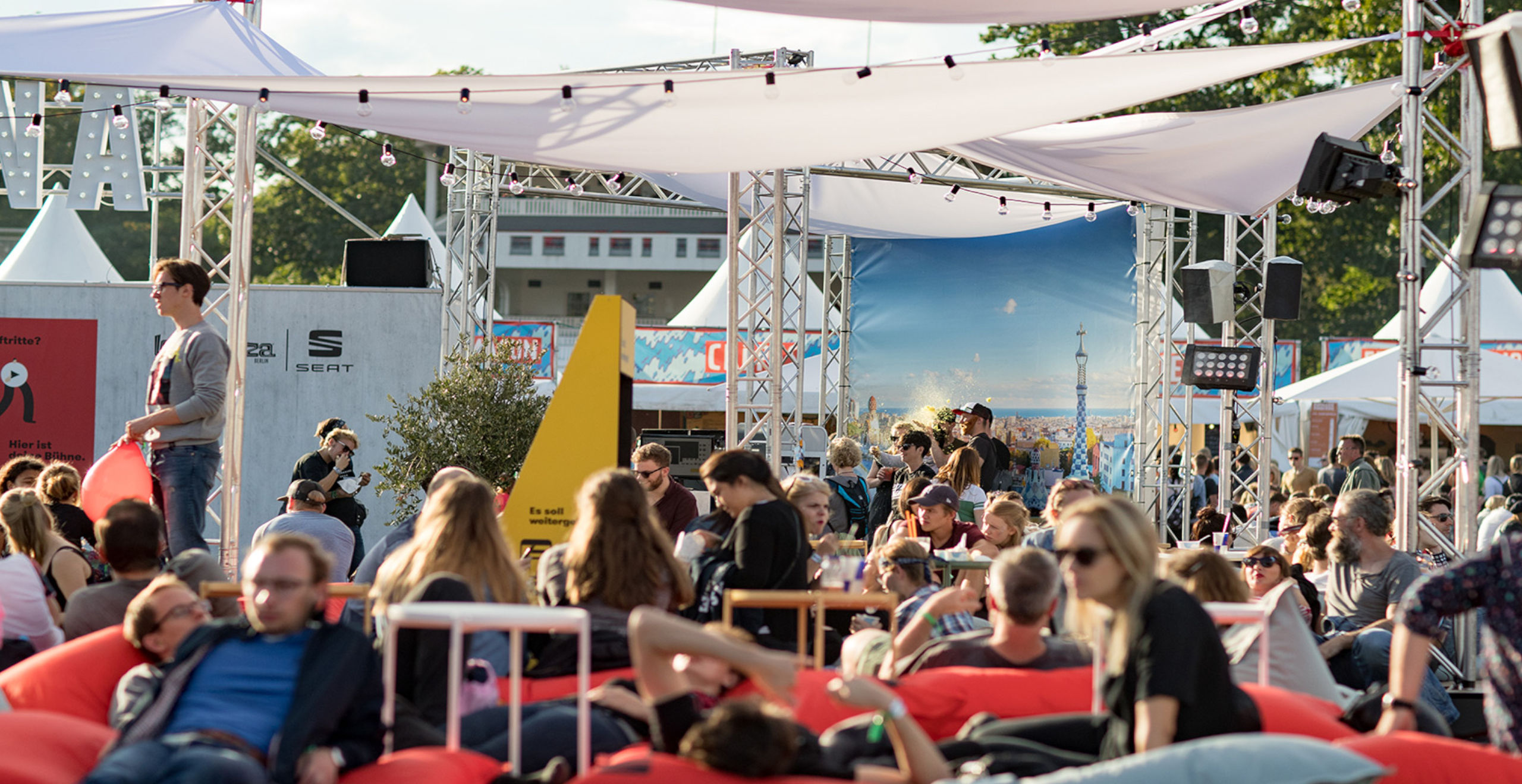 Scène SEAT au festival de musique NOS Primavera Sound à Porto sponsorisé par SEAT