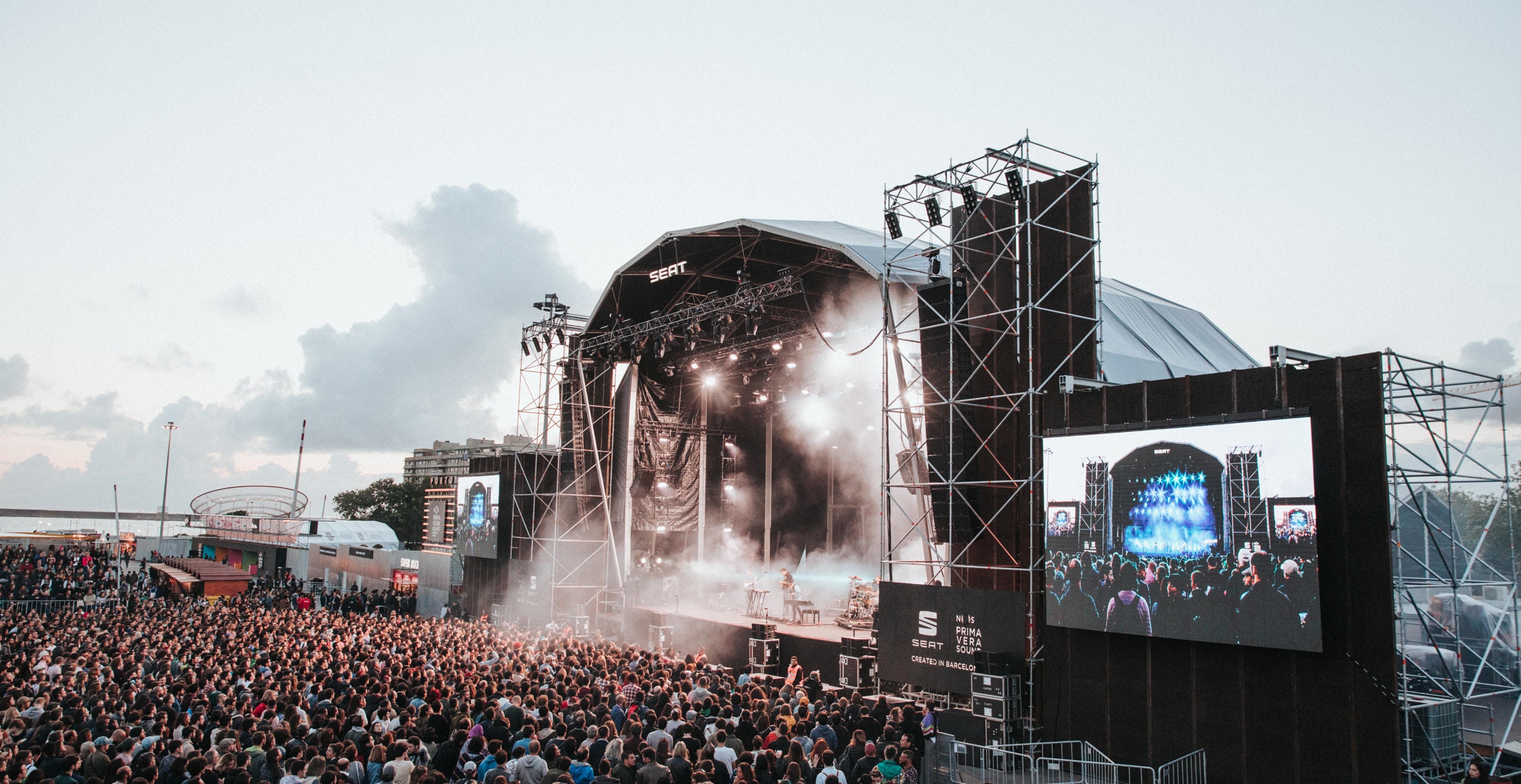 Scène SEAT au festival de musique NOS Primavera Sound à Porto sponsorisé par SEAT