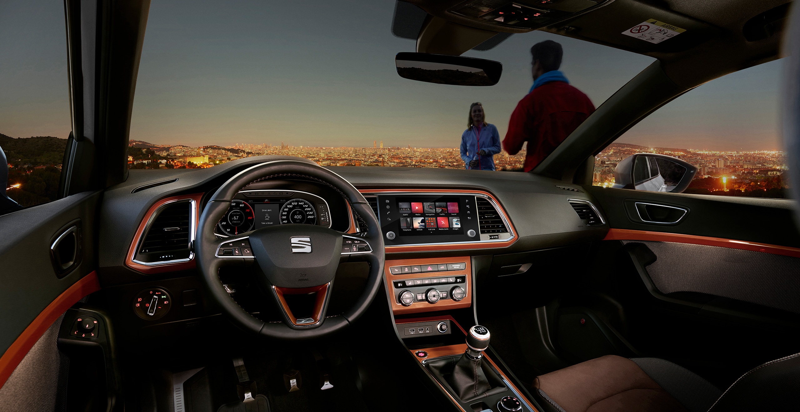 vue intérieure d'un tableau de bord et d'un volant de voiture SEAT la nuit