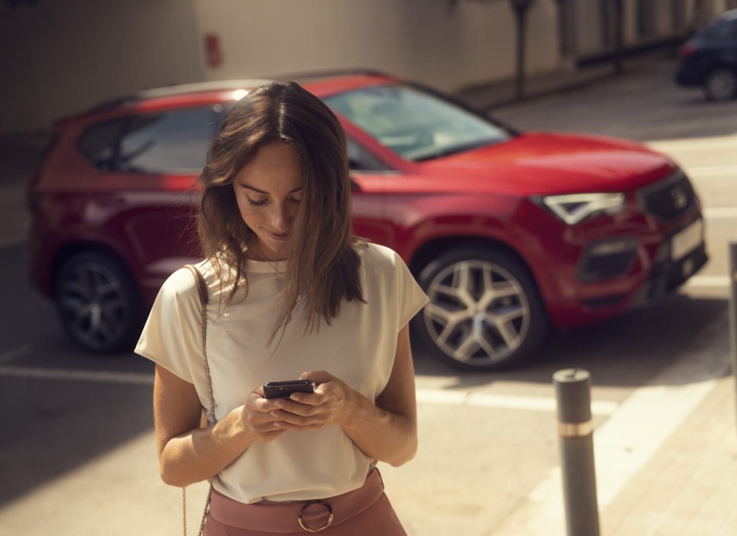 Comment recharger votre voiture électrique SEAT à la maison avec le chargeur wallbox étape 2 : brancher le câble de charge dans la prise domestique