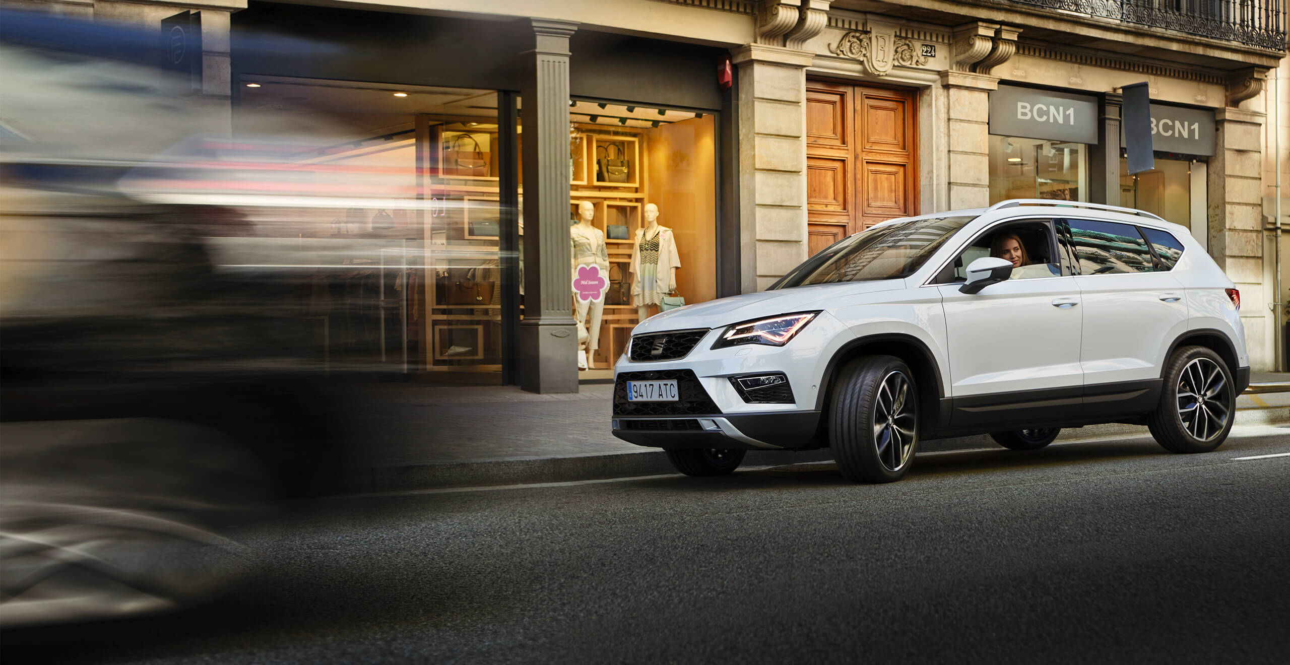 Services et entretien des voitures neuves SEAT - conduite en ville d'un SUV SEAT Ateca blanc