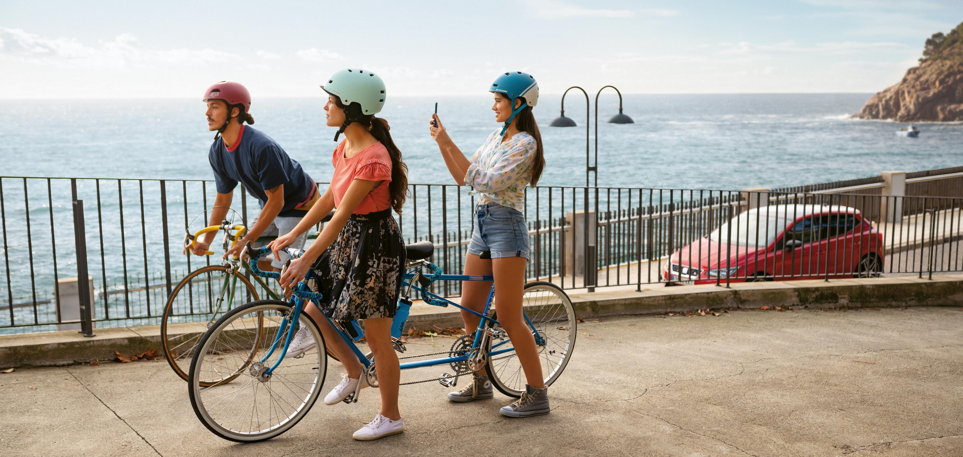 Services et entretien des voitures neuves SEAT - Jeunes sur vélo bord de mer et seat dans le fond