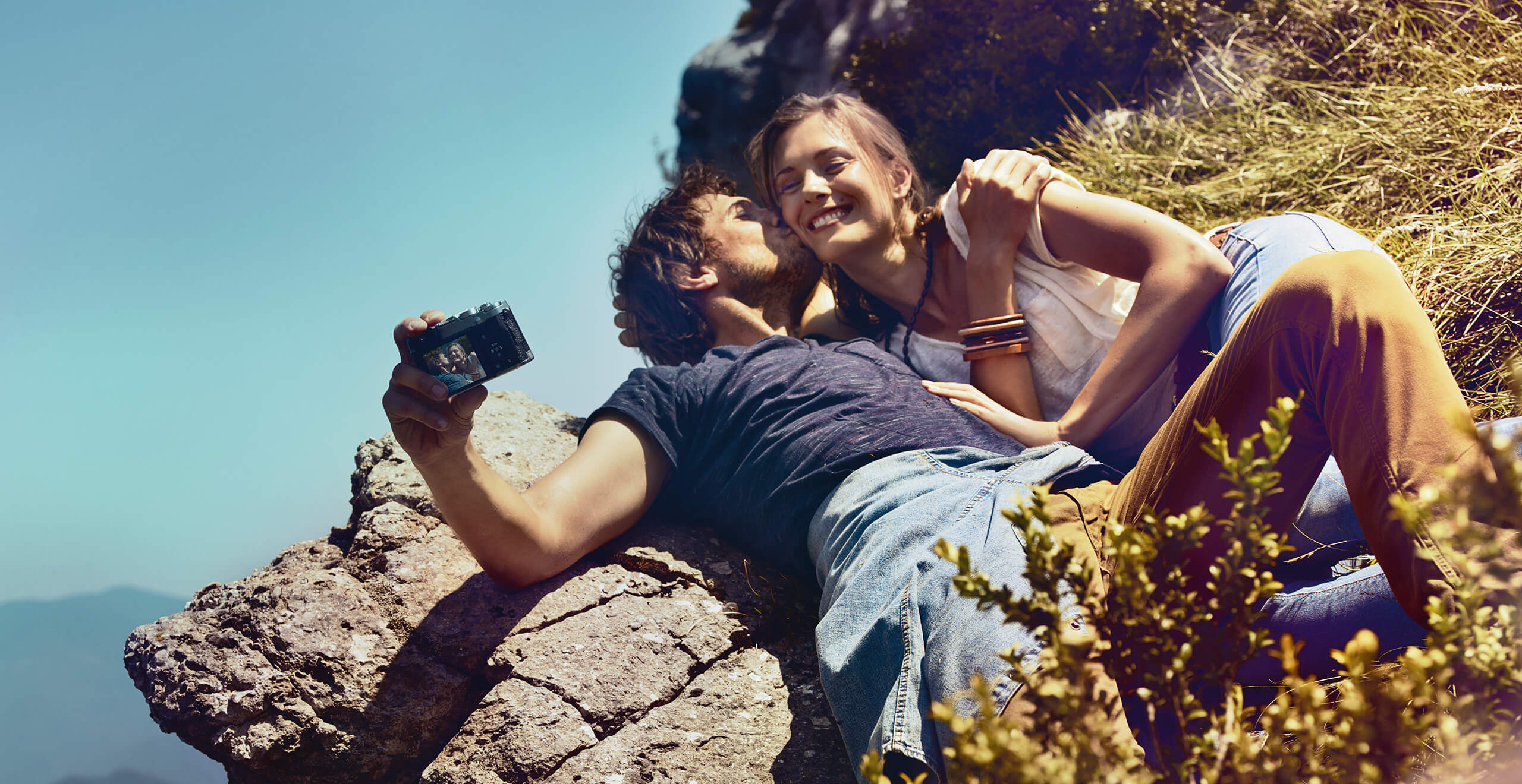 SEAT services voitures neuves extension de garantie entretien - Un couple allongé en montagne prenant un selfie