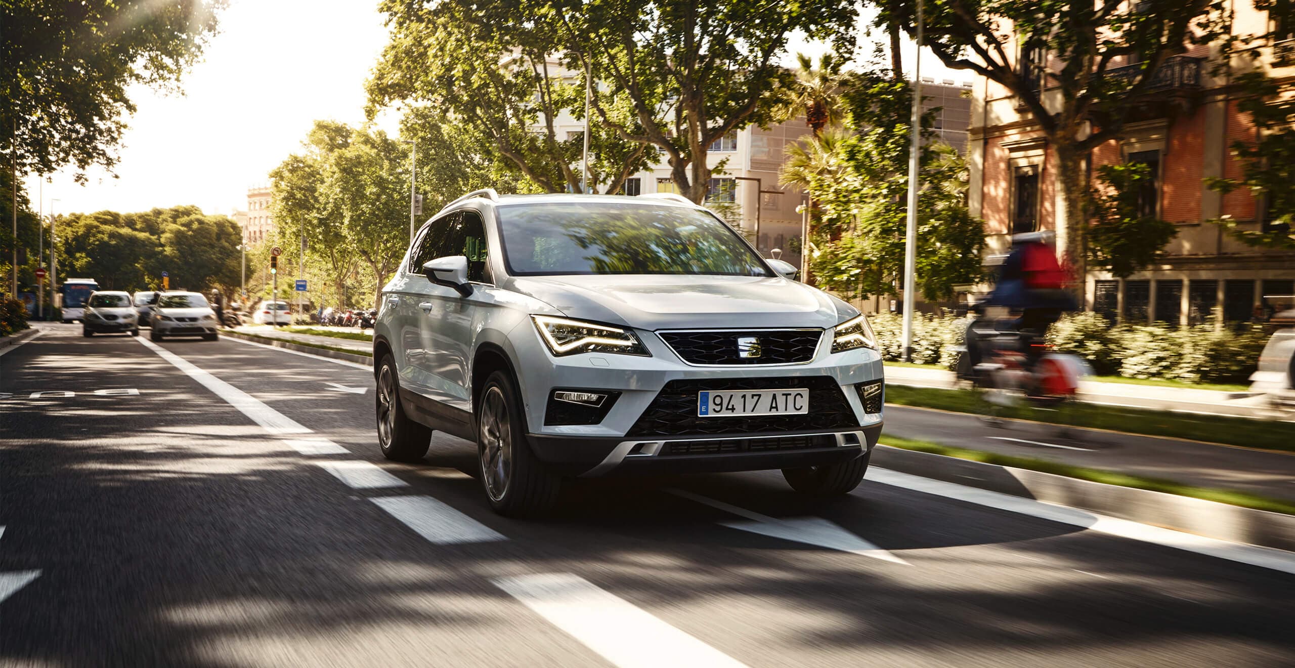 SEAT services et entretien des voitures neuves garantie de deux ans - SEAT Ateca SUV conduisant sur une route près des arbres