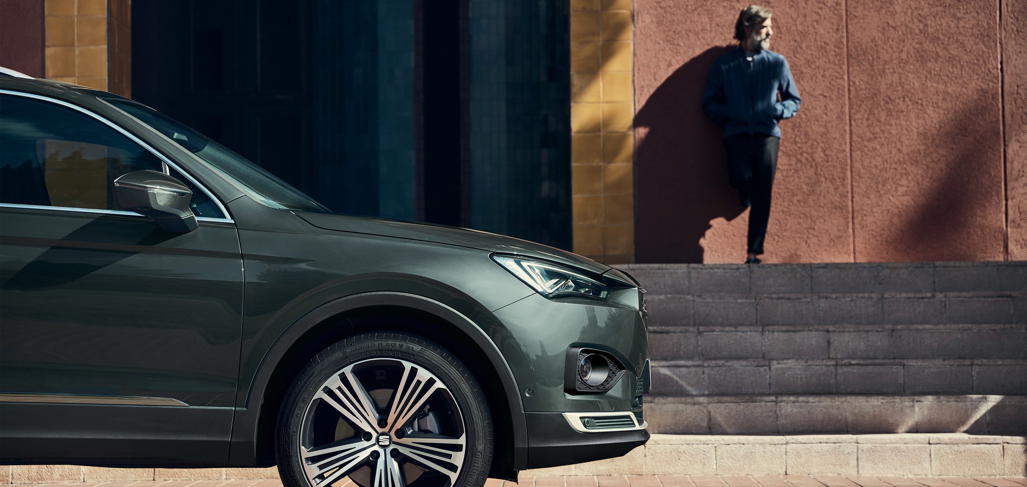 SEAT Service et Entretien - SEAT Tarraco avec homme dans le fond