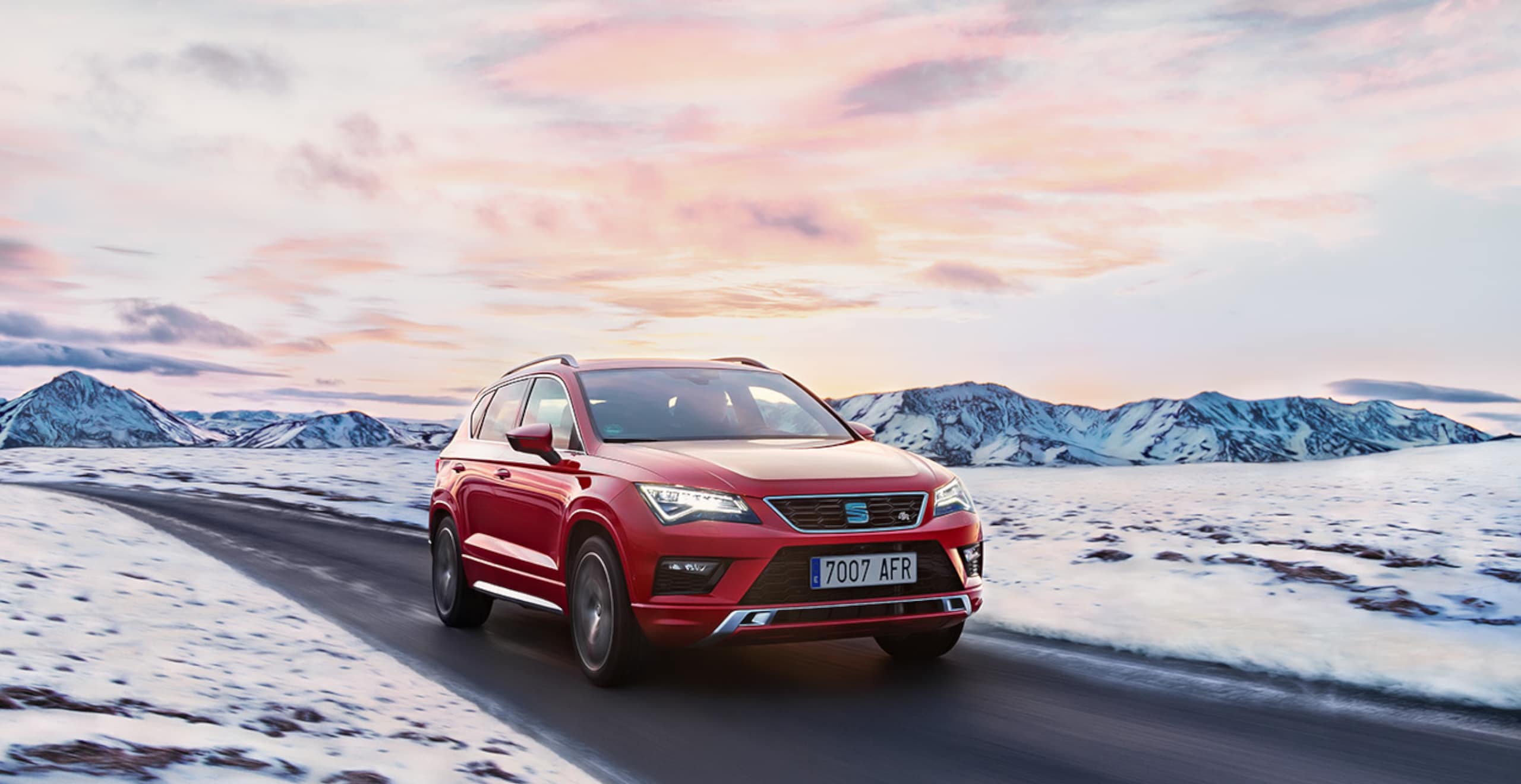 Services et entretien des voitures neuves SEAT - vue aérienne d'une voiture neuve SEAT roulant à la campagne