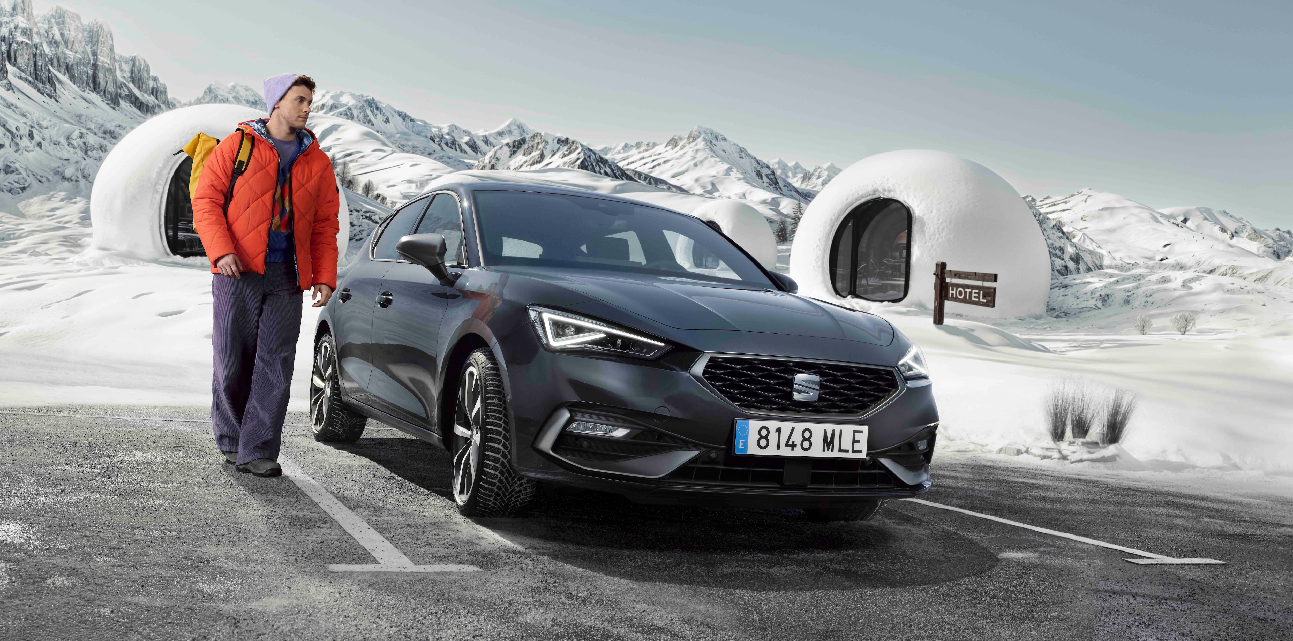 SEAT Ateca garée dans un décor montagneux, faisant référence aux interventions d'urgence et à l'assistance routière.