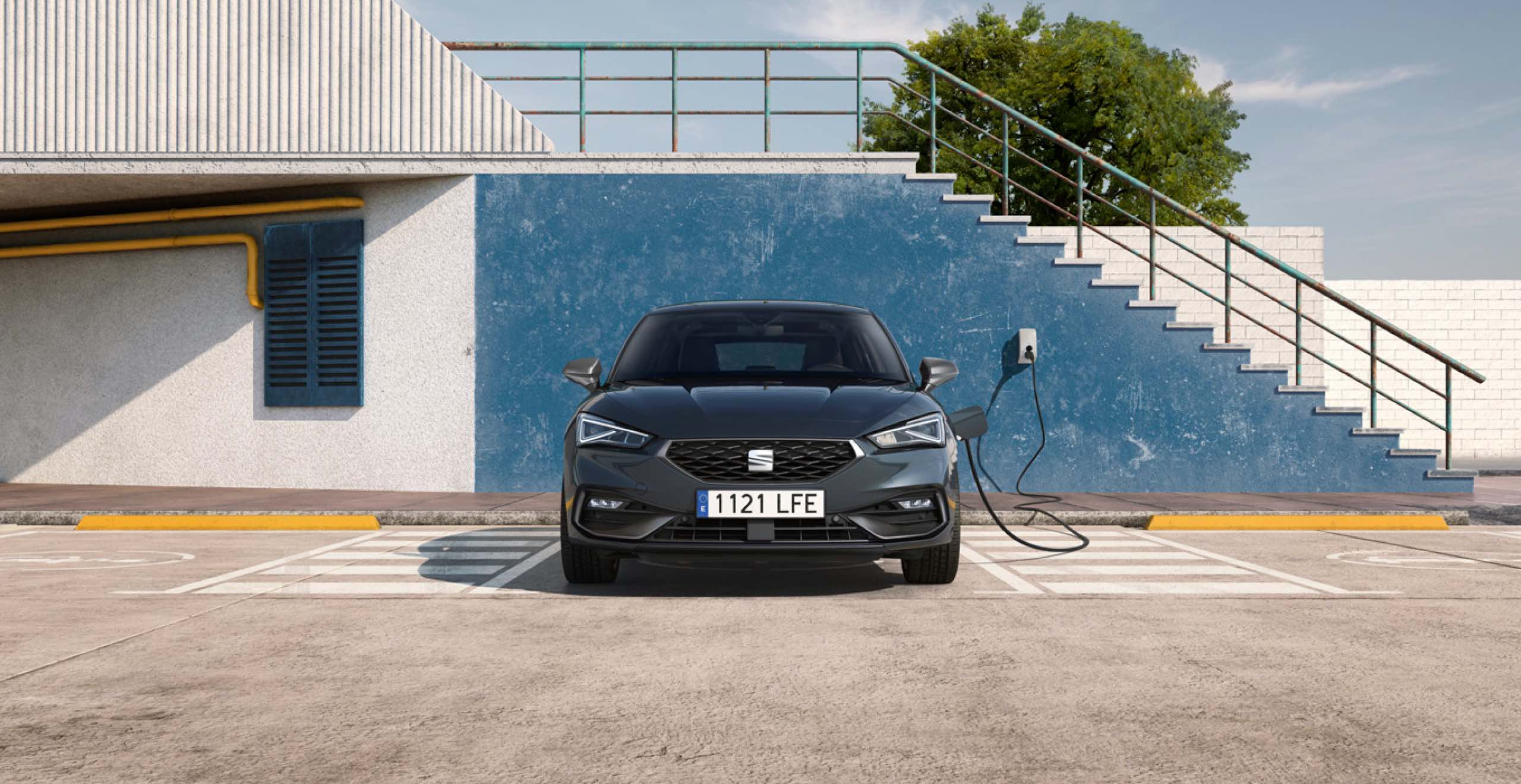 SEAT Leon ehybrid en charge exterieur