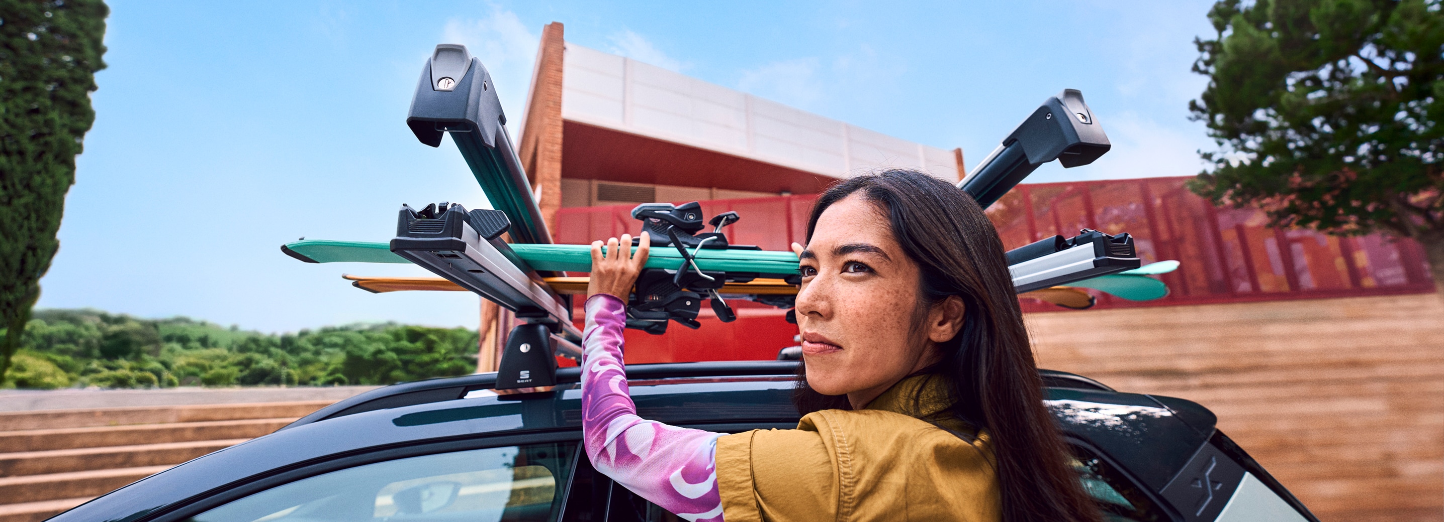 SEAT Arona équipée d'un porte-skis transportant des skis à l'extérieur.  