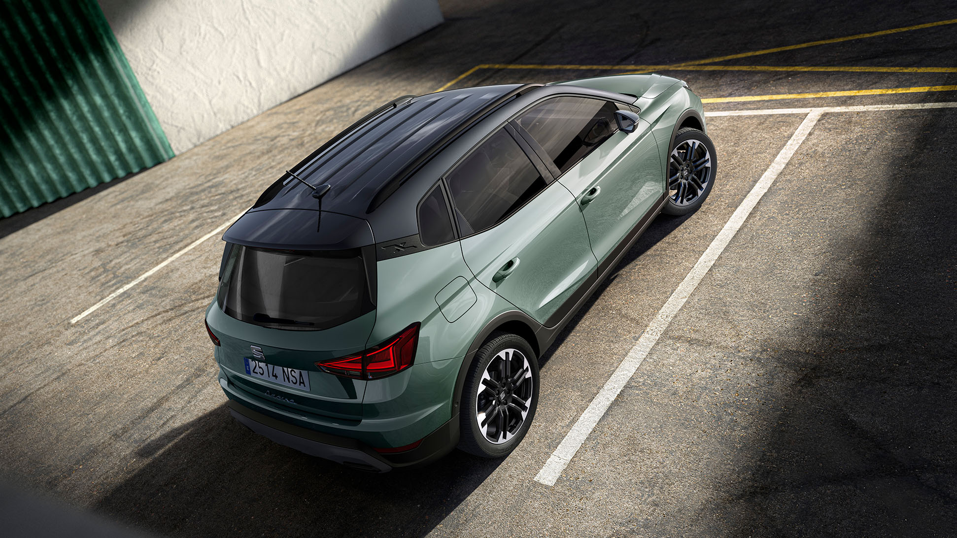 Vue arrière latérale de la SEAT Arona mettant en valeur son design irréprochable de SUV crossover compact. Vue arrière latérale de la SEAT Arona mettant en valeur son design irréprochable de SUV crossover compact.