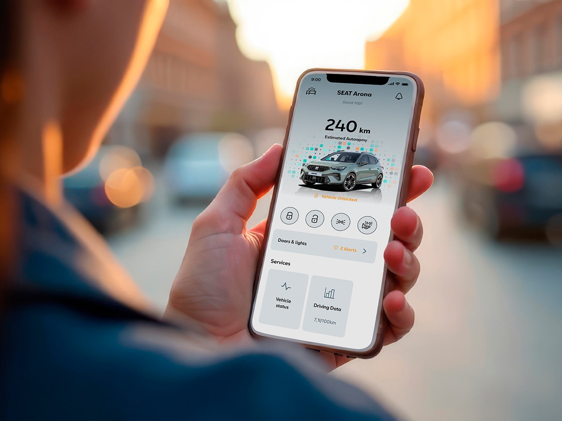 Personne tenant son smartphone et utilisant l’application My SEAT Personne tenant son smartphone et utilisant l’application My SEAT