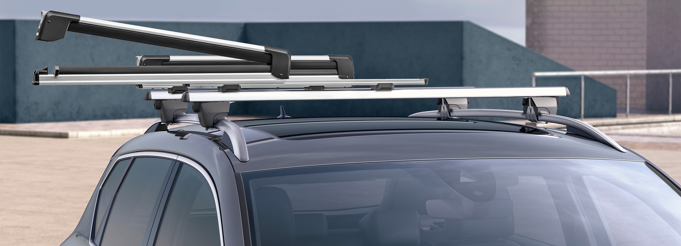 image partielle de la seat ateca mettant en valeur les porte-skis sur le toit. 