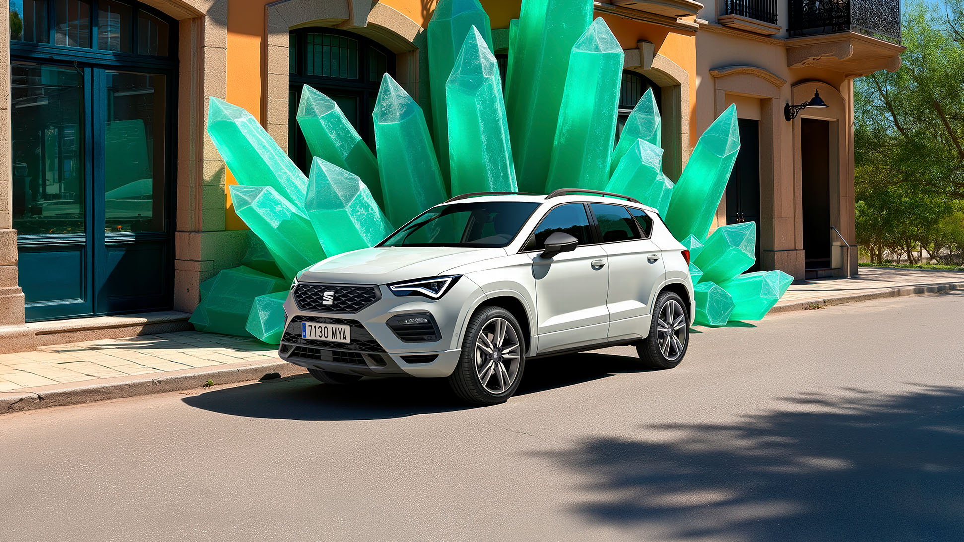 seat ateca 2025 en blanc, devant une figure artistique verte dans un cadre urbain.