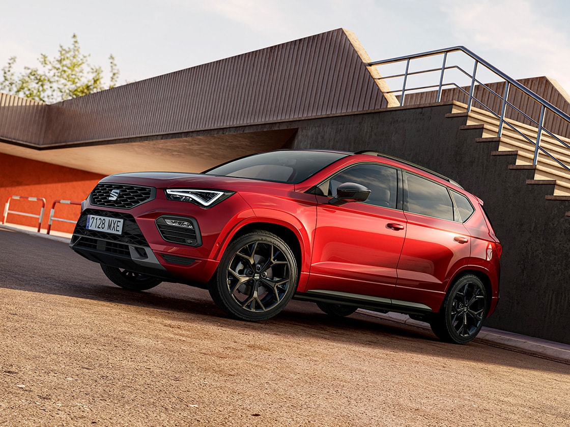 détails du design extérieur de la seat ateca dans un décor ensoleillé en plein air.