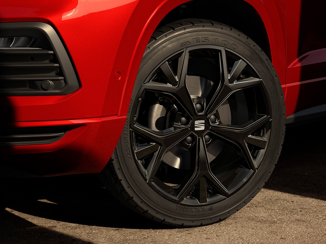 gros plan sur les jantes en alliage noir brillant de 19 pouces, disponibles sur la seat ateca édition black.