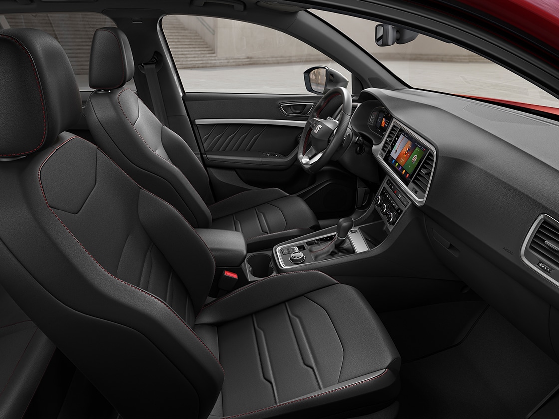 vue intérieure du cockpit de la seat ateca, mettant en valeur les sièges premium dinamica de l’édition black.