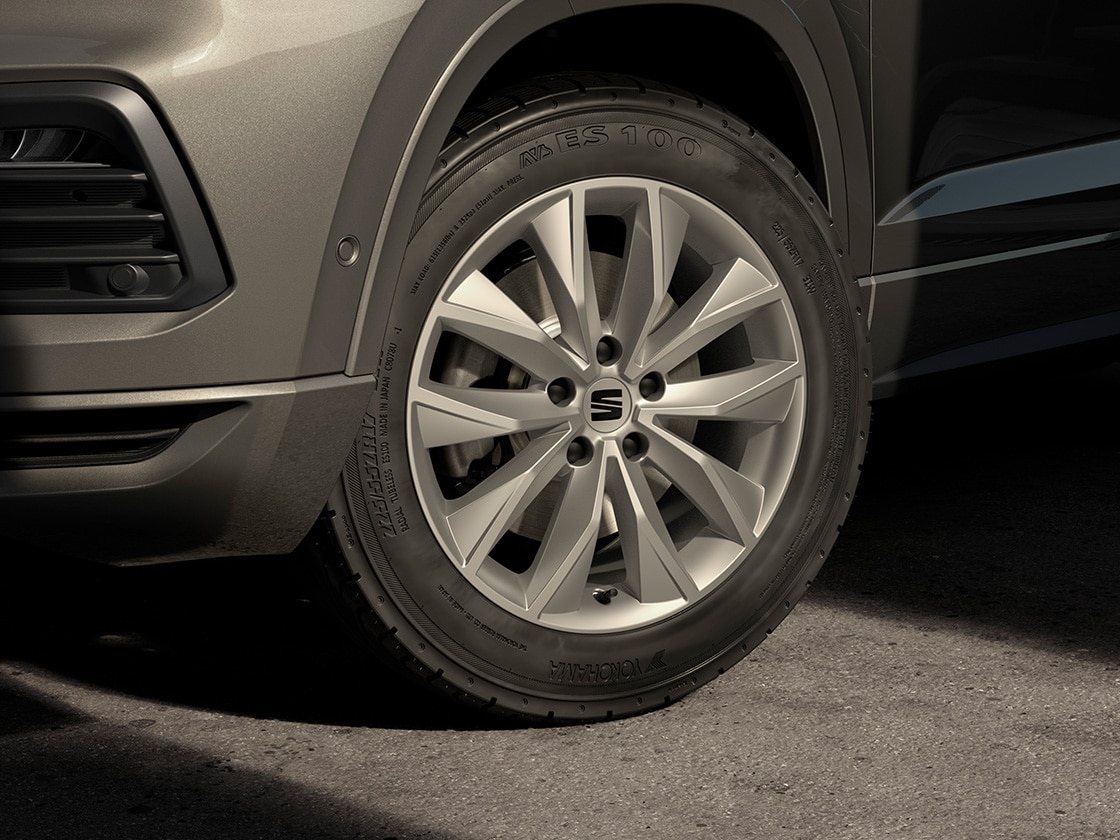 jantes en alliage 17 pouces dynamic en argent brillant usinées pour la seat ateca
