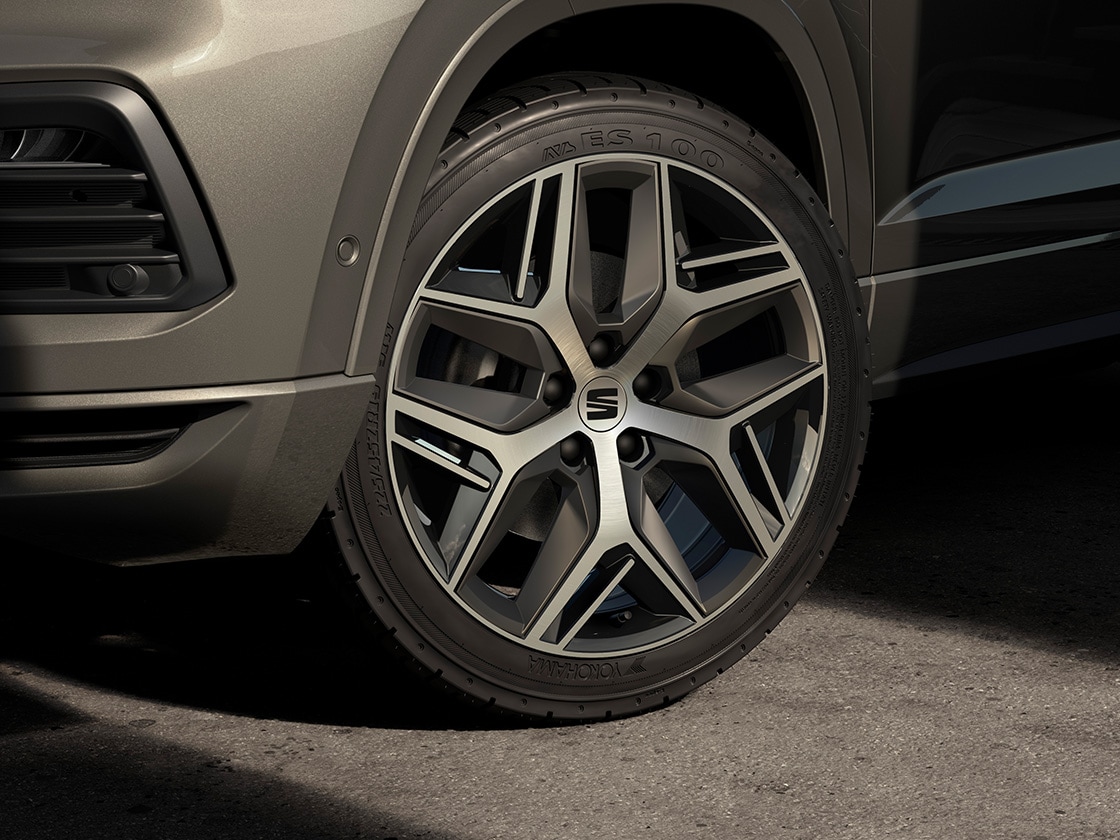 jantes en alliage 19 pouces exclusive en gris cosmo usinées pour la seat ateca