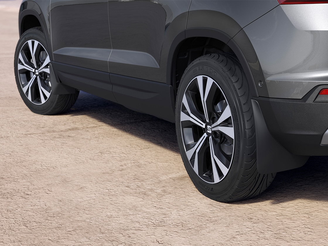 Gros plan sur une SEAT Ateca noir mettant en valeur les pare-boue avant et arrière.