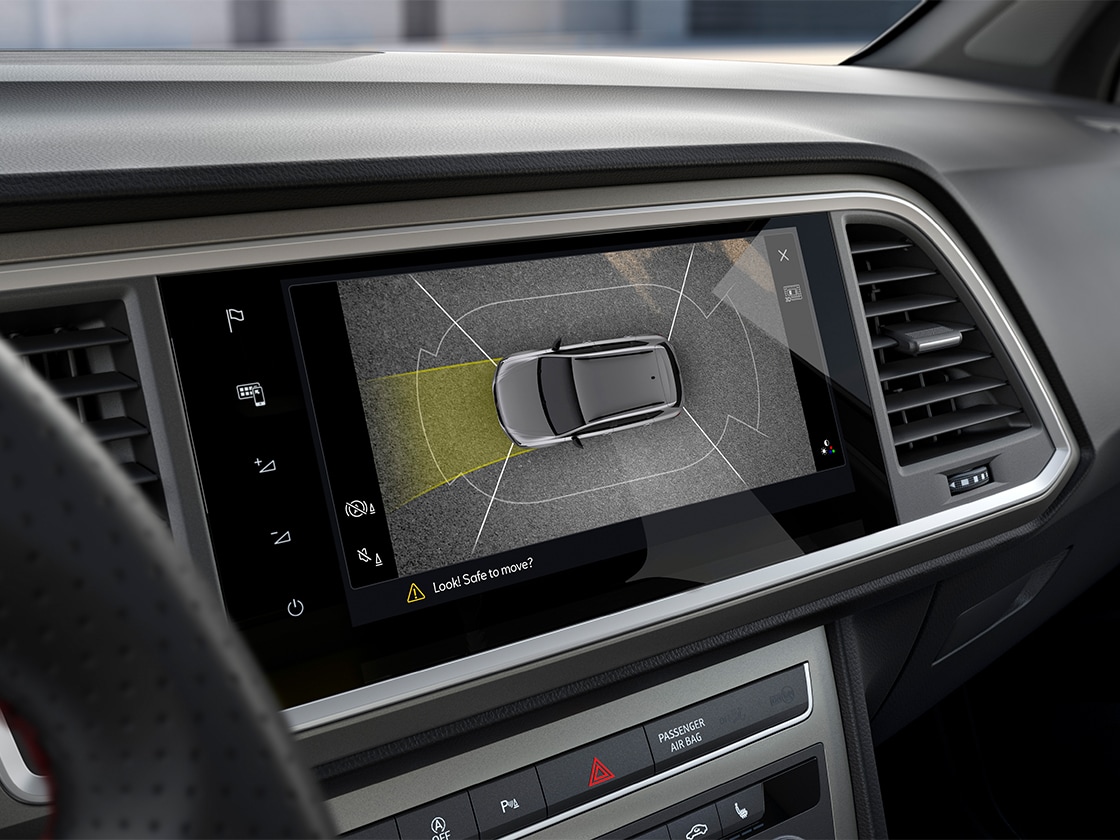 gros plan sur la fonction d’aide au stationnement (park assist) de la seat ateca, vue de l’intérieur du véhicule.