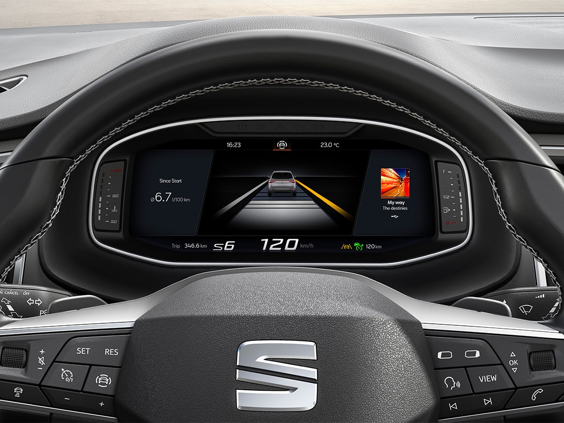 Nouvelle vue intérieure de la seat ateca mettant en avant le cockpit et l’affichage du système lane assist, une fonction qui vous aide à rester dans votre voie.