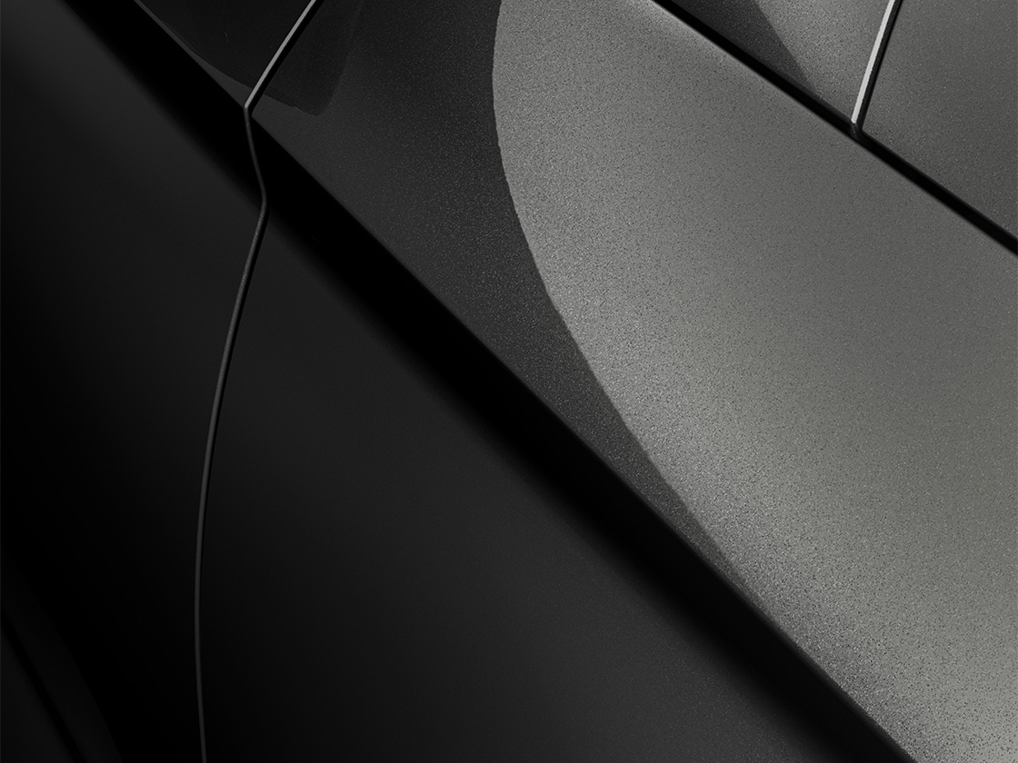 gros plan sur la seat ateca en noir magique avec une finition métallique