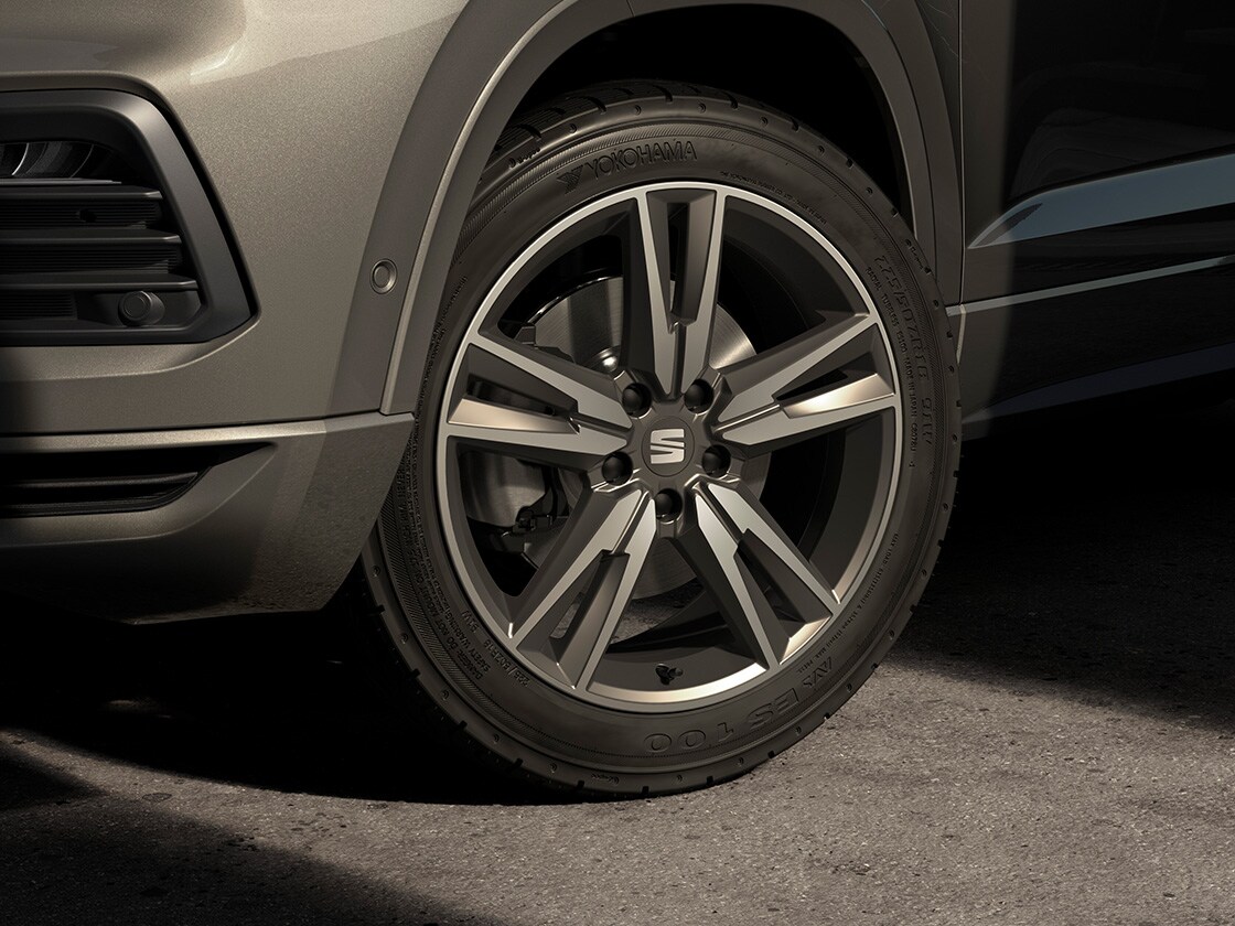 jantes en alliage 18 pouces performance en gris cosmo usinées pour la seat ateca
