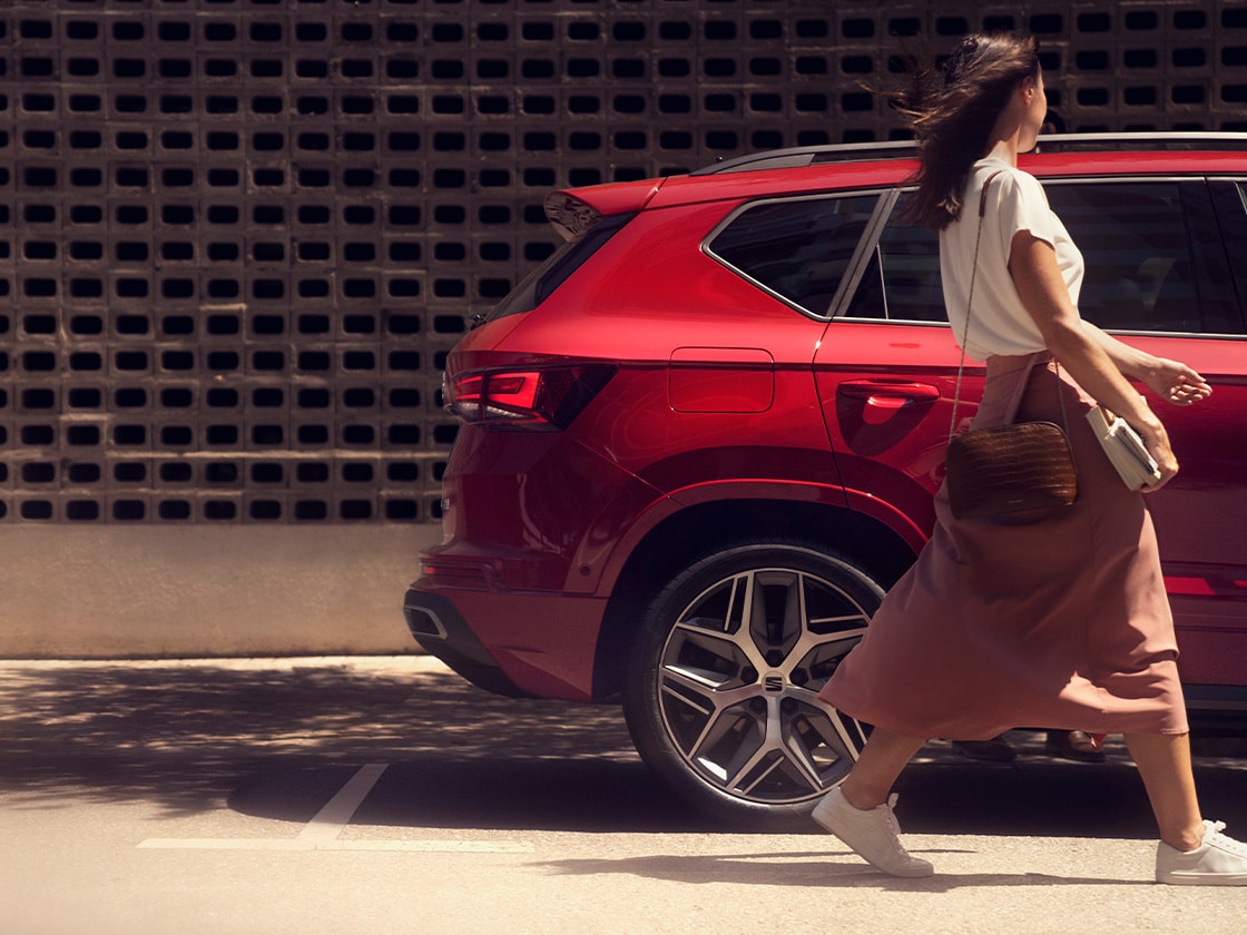 vue arrière latérale de la seat ateca garée dans un endroit urbain ensoleillé.