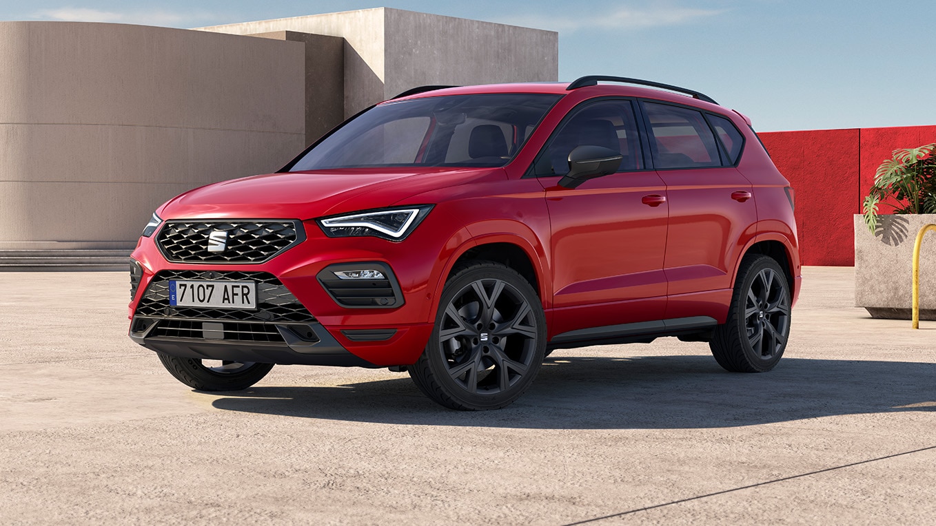 seat ateca rouge avec pare-chocs urbains aérodynamiques et barres de toit noires.