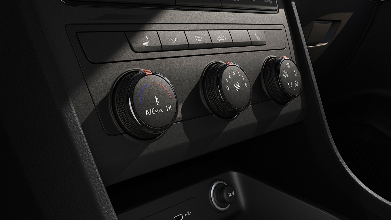 vue du réglage du système climatronic pour trouver la température parfaite à l’intérieur de la voiture.