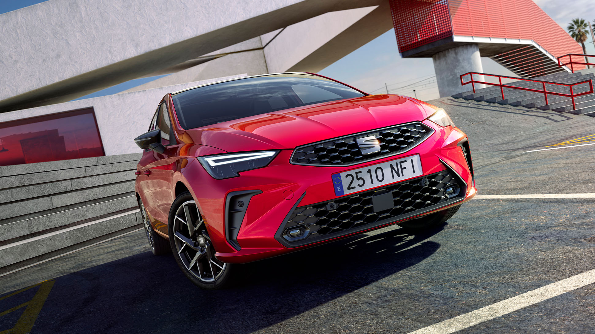 Vue complète d’une SEAT Ibiza 2025, en rouge, garée à l’extérieur