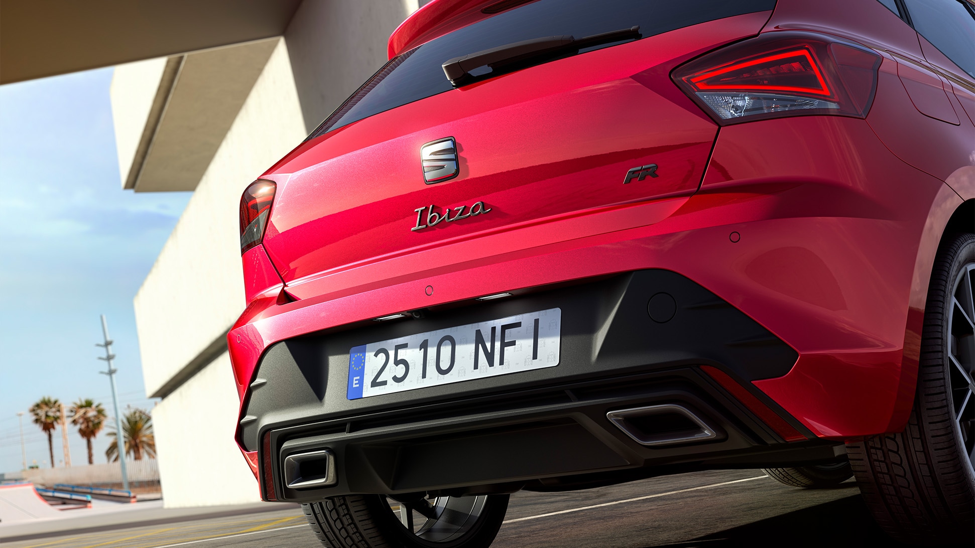 Vue arrière d’une SEAT Ibiza, en rouge, garée à l’extérieur.  Vue arrière d’une SEAT Ibiza, en rouge, garée à l’extérieur.