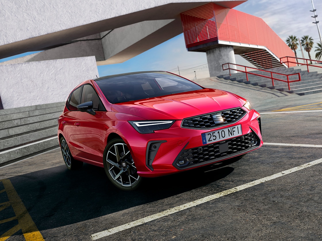 Vue latérale de la SEAT Ibiza finition FR garée à l’extérieur  Vue latérale de la SEAT Ibiza finition FR garée à l’extérieur